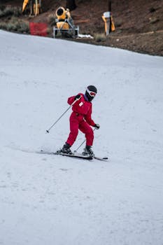 穿着红色套装的滑雪者在雪坡上，享受着充满活力的冬季运动