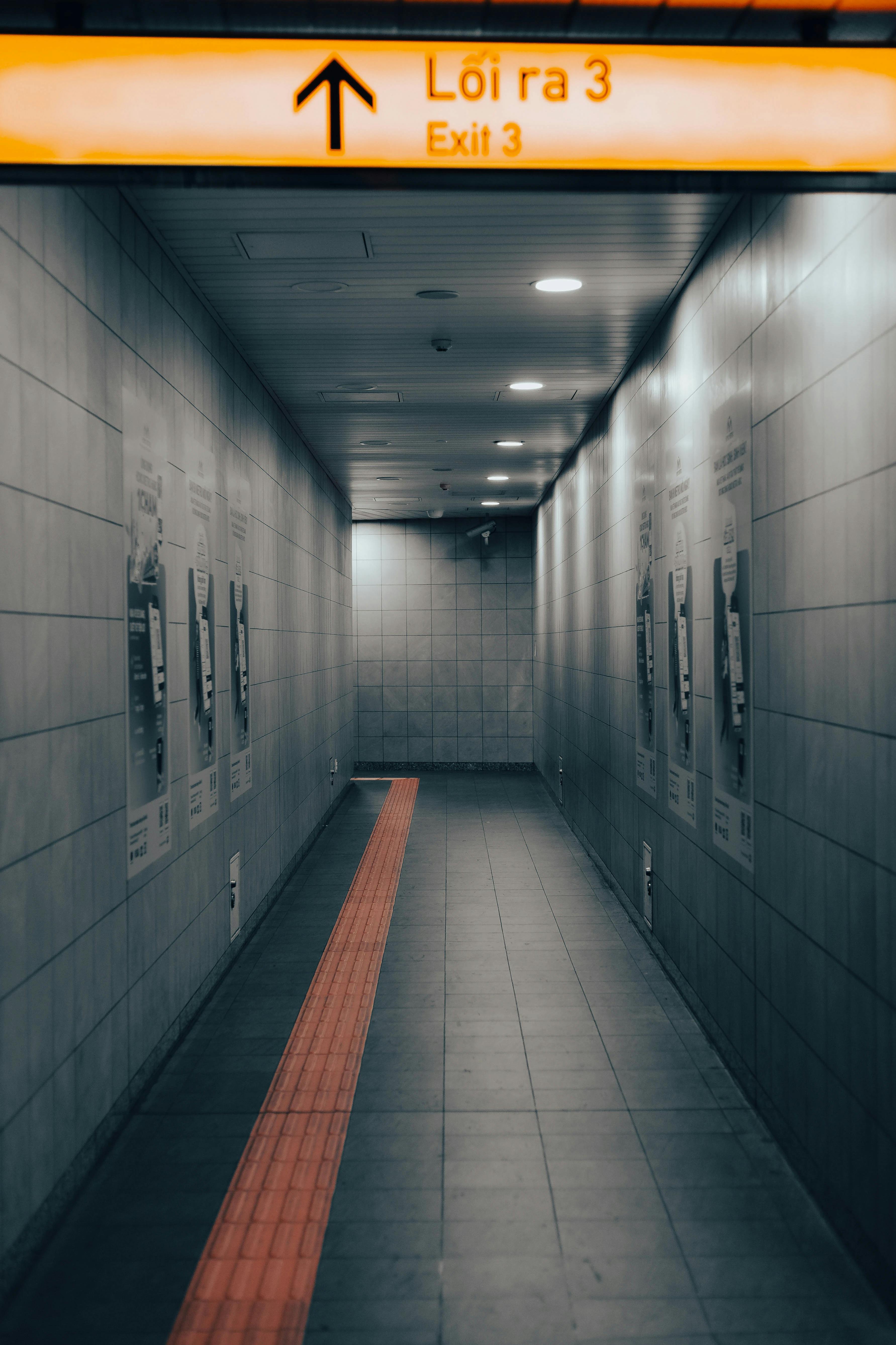 Kostenlos Unterirdischer Durchgang mit beleuchtetem Ausgangsschild in Ho-Chi-Minh-Stadt, Vietnam. Stock-Foto