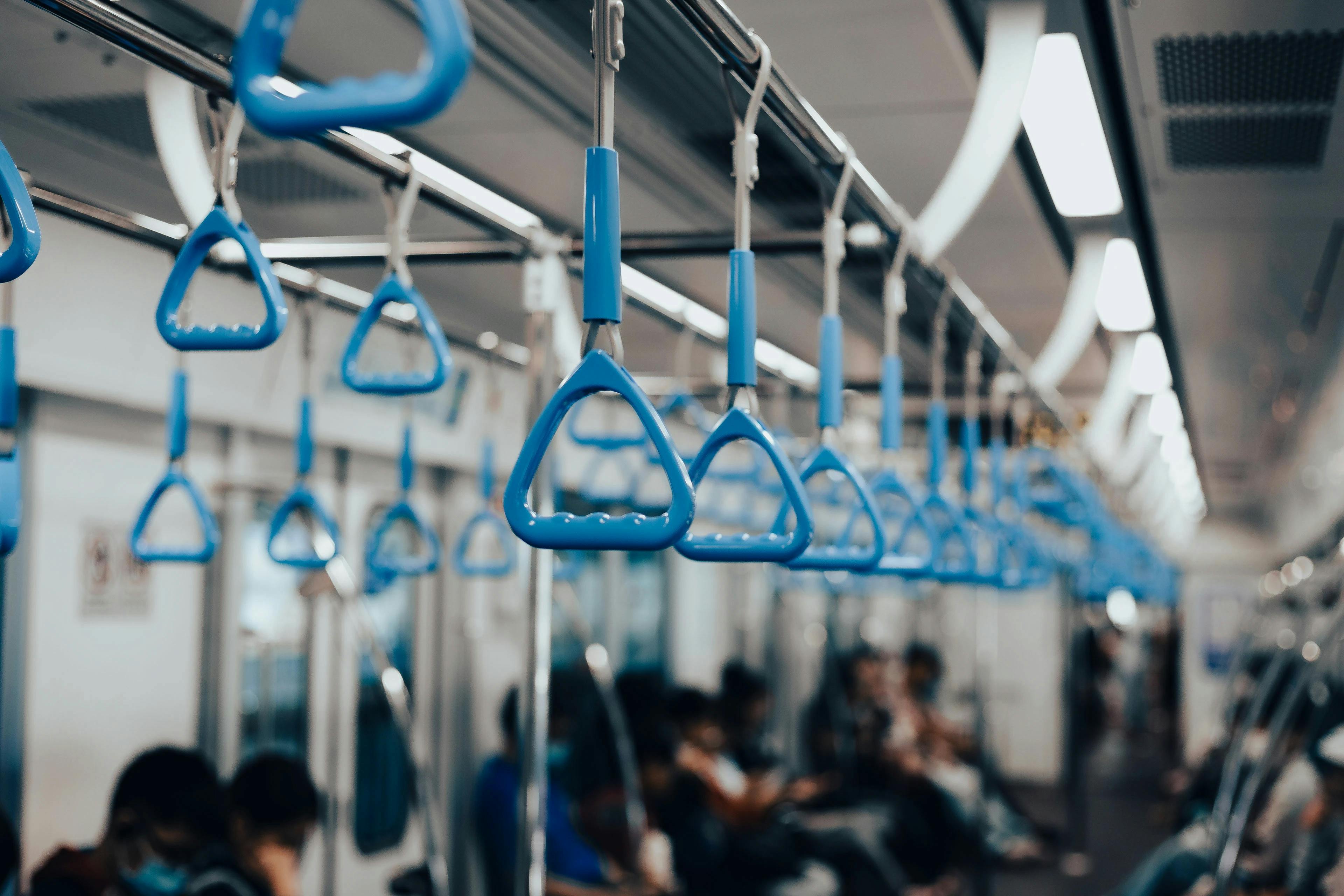 gratis Een levendige scène in een overvolle metro in Ho Chi Minh-stad, met blauwe leuningen en forenzen. Stockfoto
