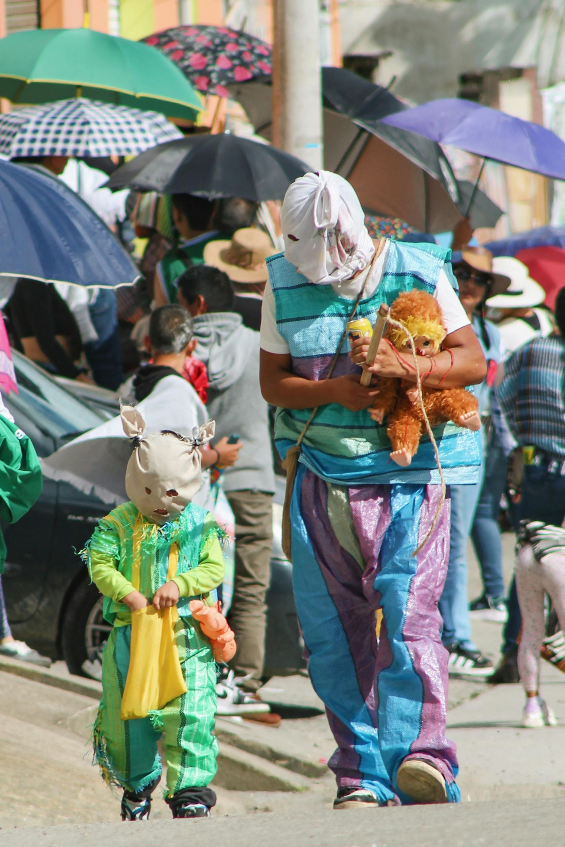 gratis Feestelijke straatparade met kleurrijke kostuums en maskers in Sibundoy, Colombia. Stockfoto