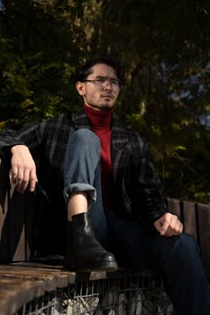 在乌兹别克斯坦塔什干，一名身穿时尚服装的男子若有所思地坐在长凳上