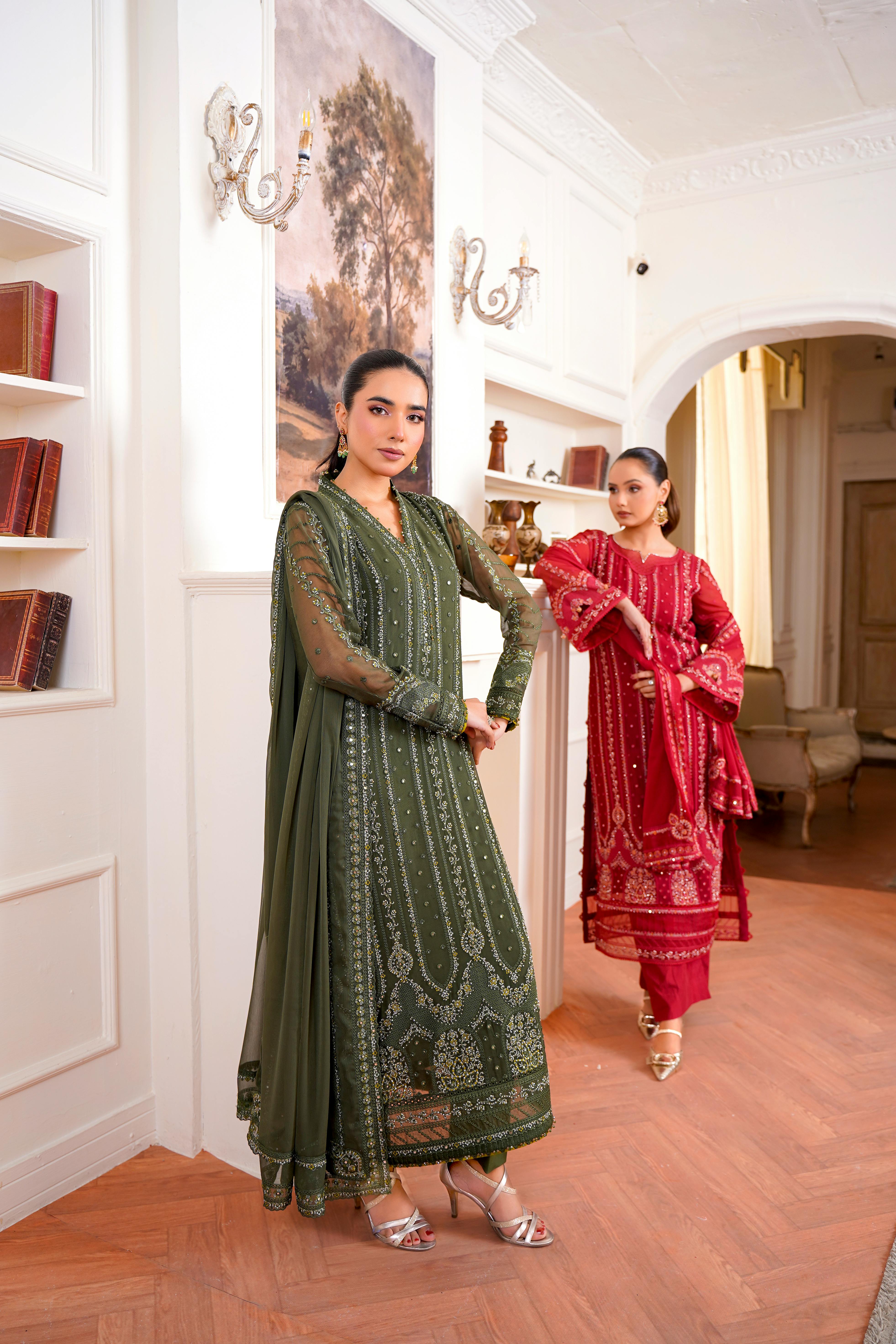 Gratuit Des mannequins en robes traditionnelles orientales posent avec élégance dans un studio de Lahore. Photos