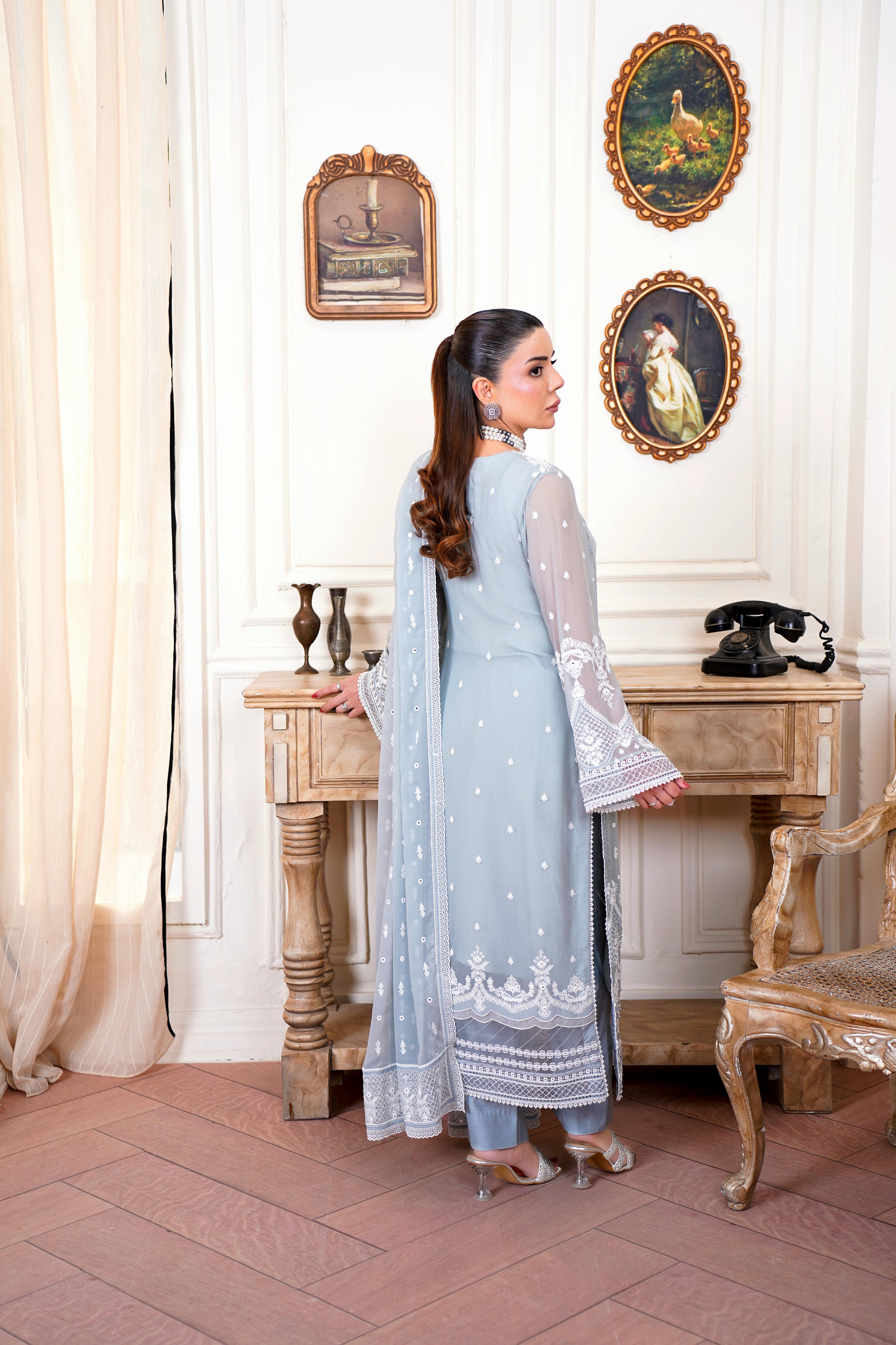 бесплатная Стильная фотосессия в восточном стиле с моделью в помещении в Лахоре, Пакистан. Стоковое фото