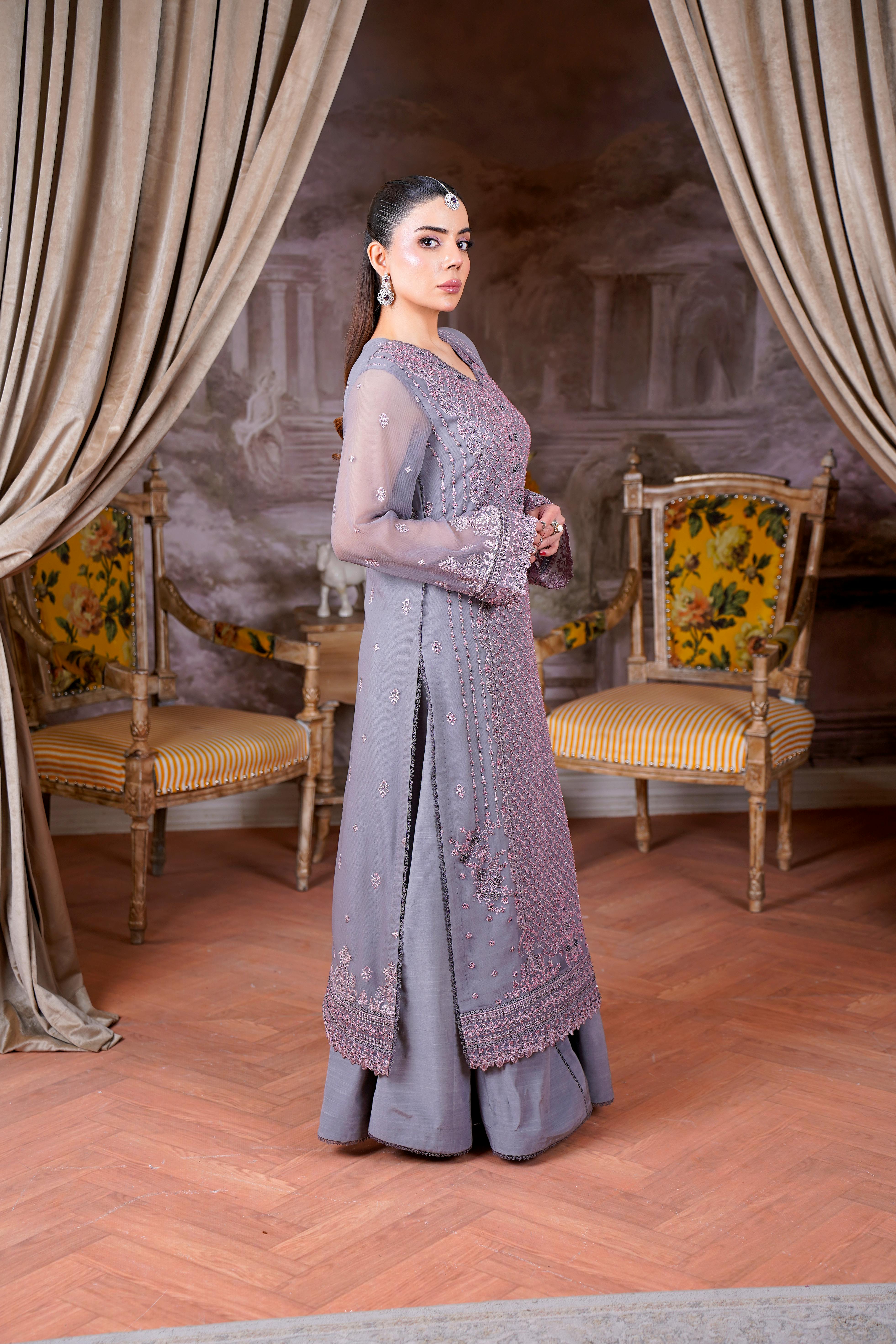 Ilmainen Malli esittelee perinteistä eteläaasialaista mekkoa elegantissa huoneessa, jossa on vintage-sisustus. Kuvapankkikuva