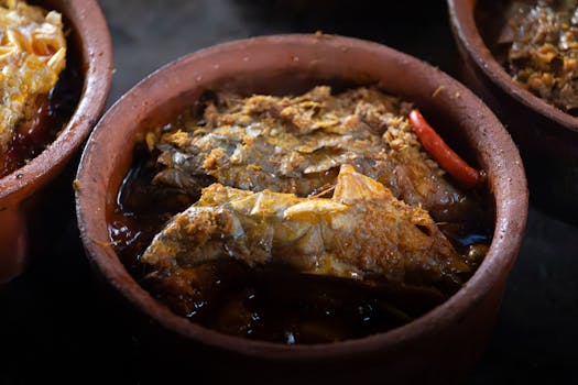 Authentic Vietnamese clay pot fish with spices, showcasing Đông Dương culinary traditions.