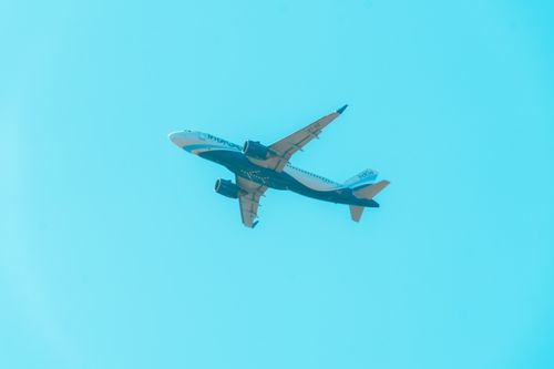 Free A commercial airplane flying against a clear blue sky, showcasing aviation travel. Stock Photo