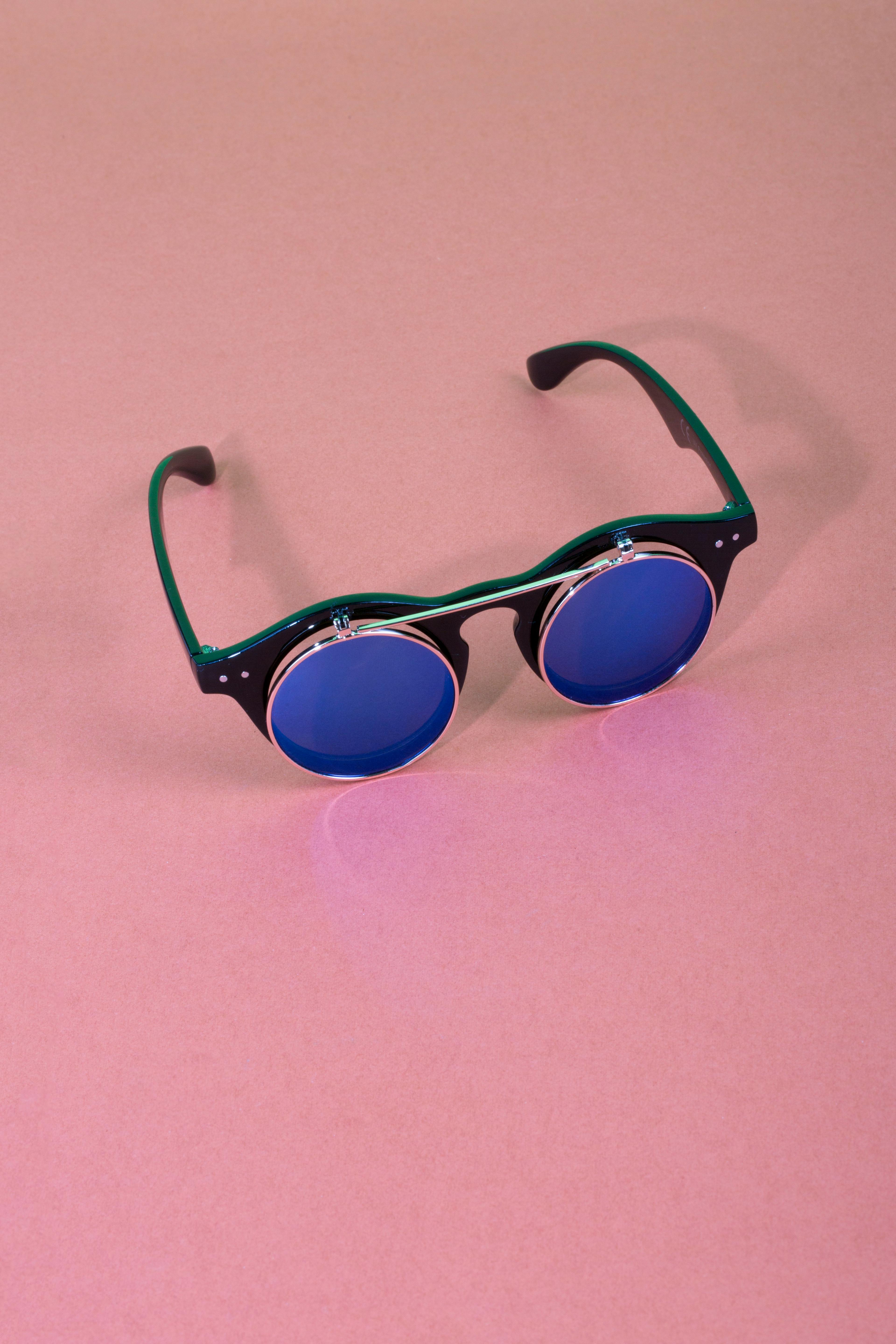 Δωρεάν Κομψά ρετρό γυαλιά ηλίου με μπλε φακούς σε έντονο ροζ φόντο, ιδανικά για θέματα καλοκαιρινής μόδας. Φωτογραφία από στοκ φωτογραφιών