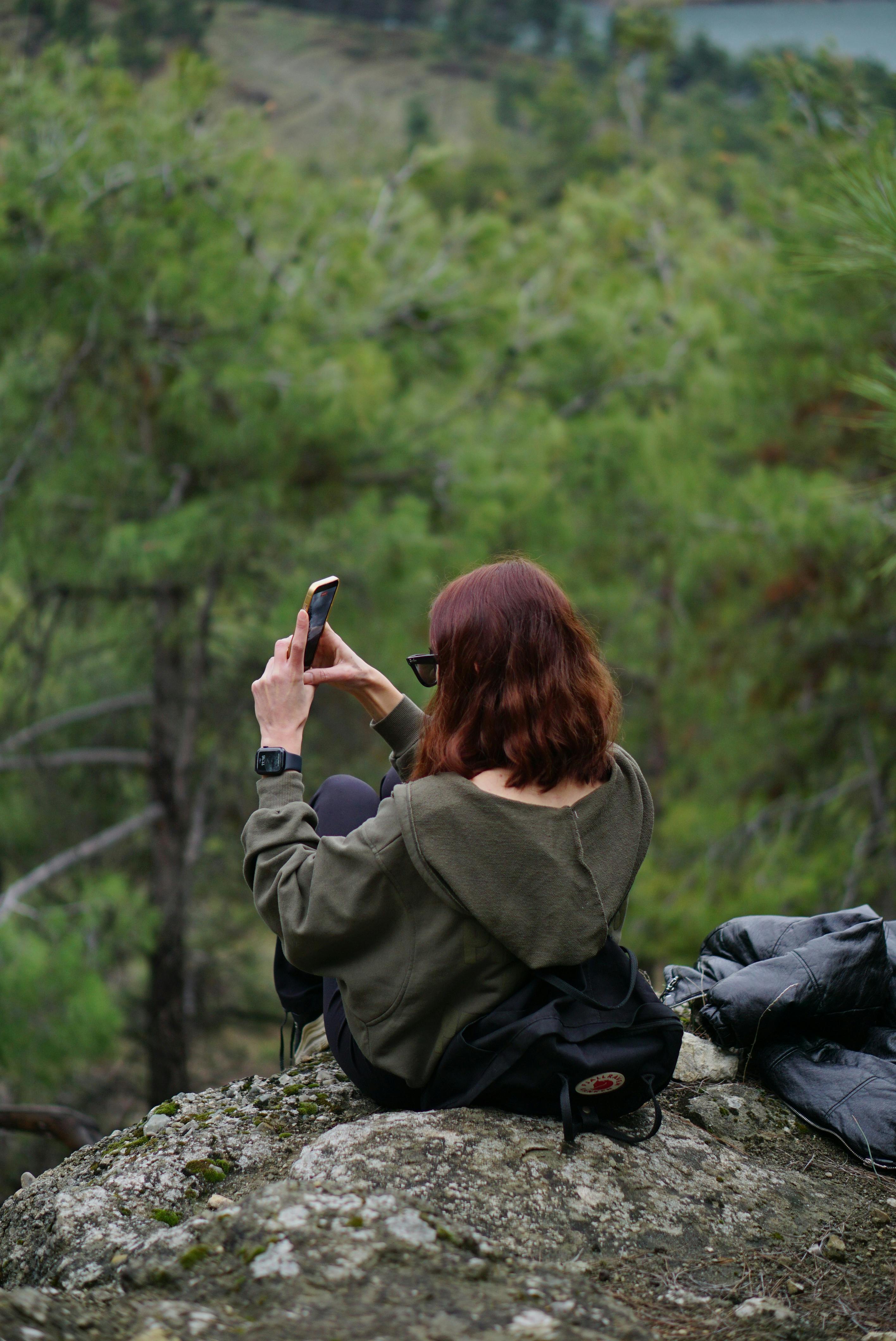 gratis Een vrouw maakt foto's van de natuur tijdens een wandeling in de weelderige bossen van Kahramanmaraş, Turkije. Stockfoto
