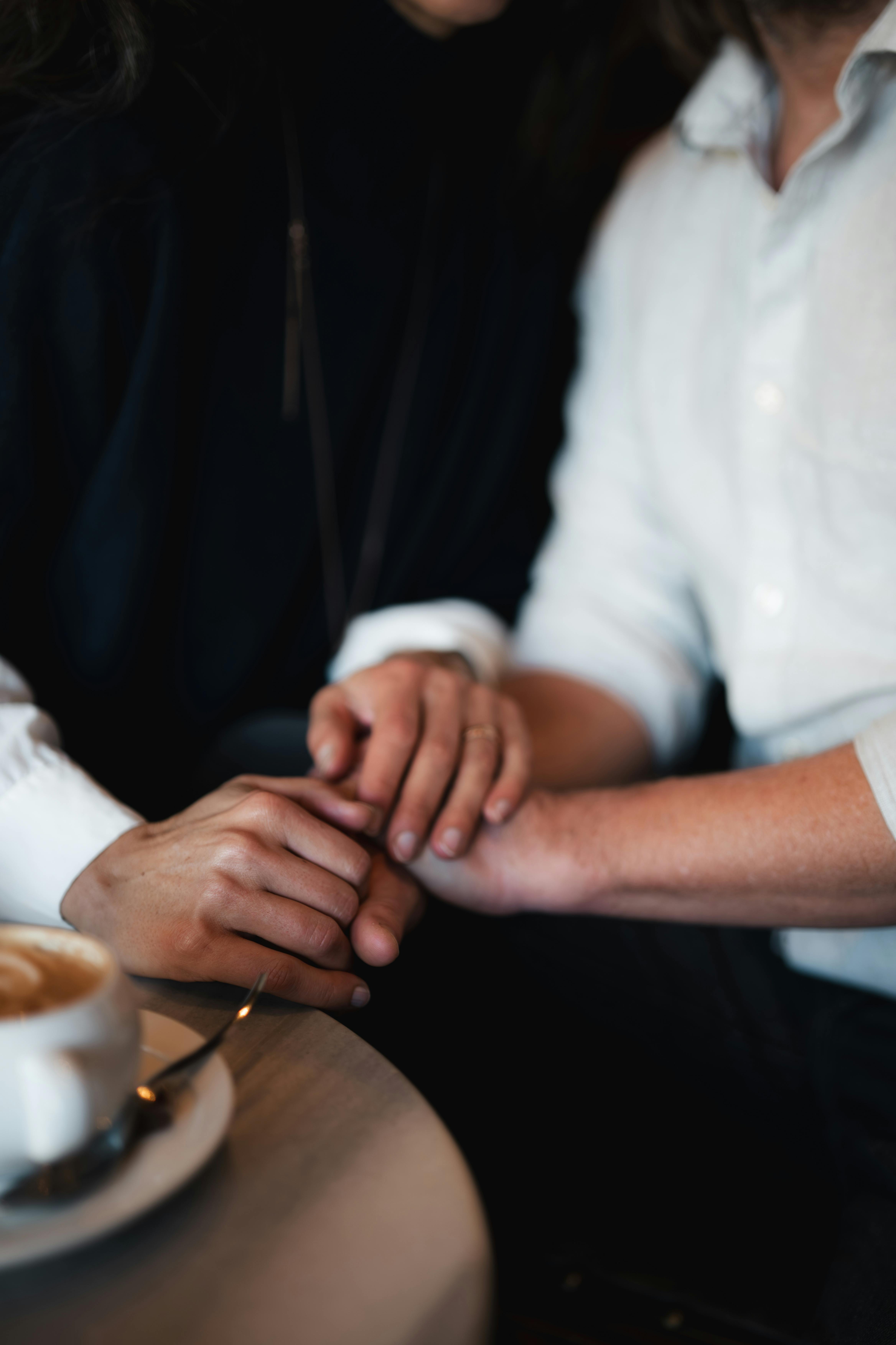 ฟรี ช่วงเวลาสุดประทับใจ เมื่อคู่รักกำลังดื่มกาแฟด้วยกัน แสดงออกถึงความรักและความผูกพัน คลังภาพถ่าย