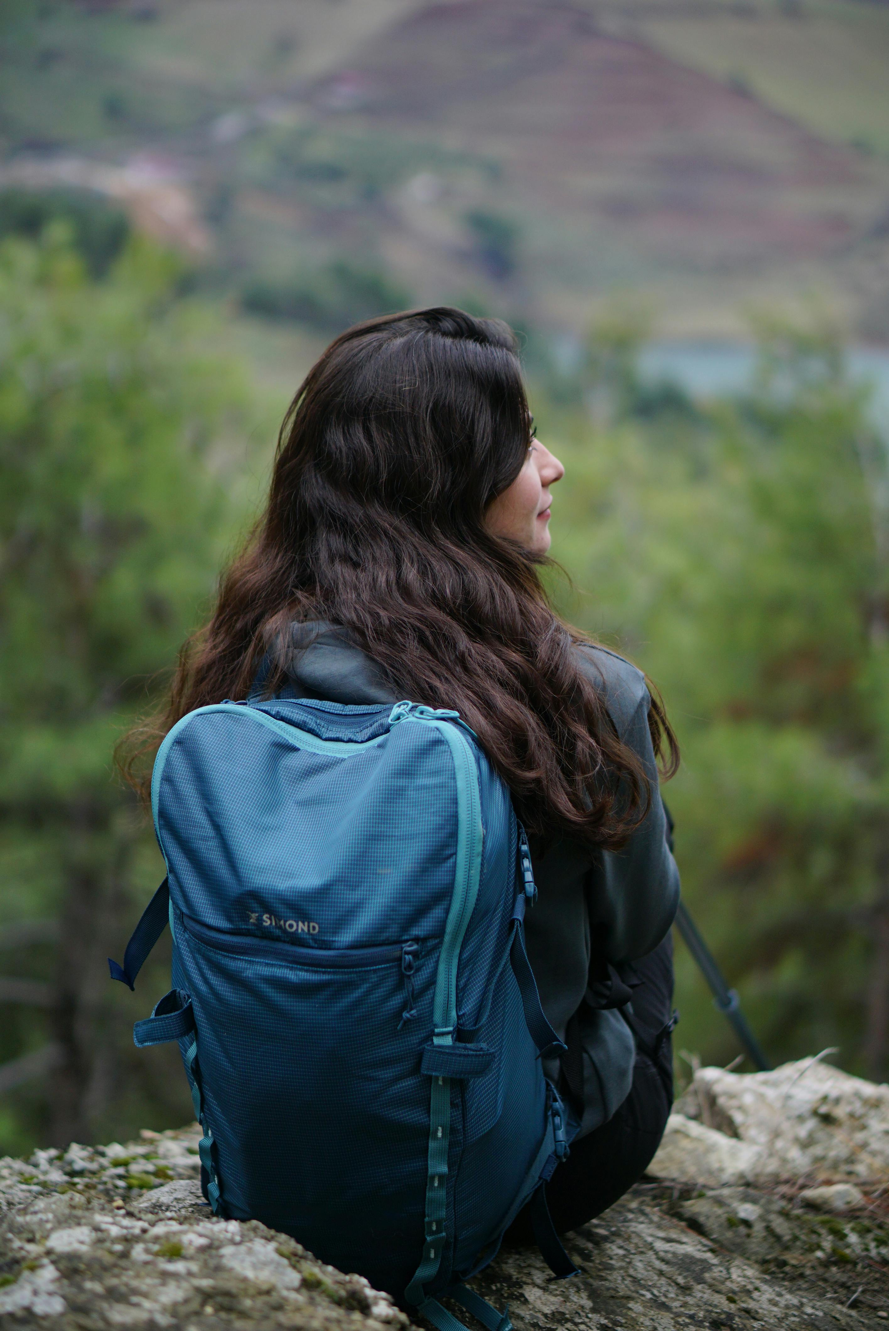 ฟรี หญิงสาวสะพายเป้เดินป่าอย่างสงบในฤดูใบไม้ร่วงของตุรกี คลังภาพถ่าย