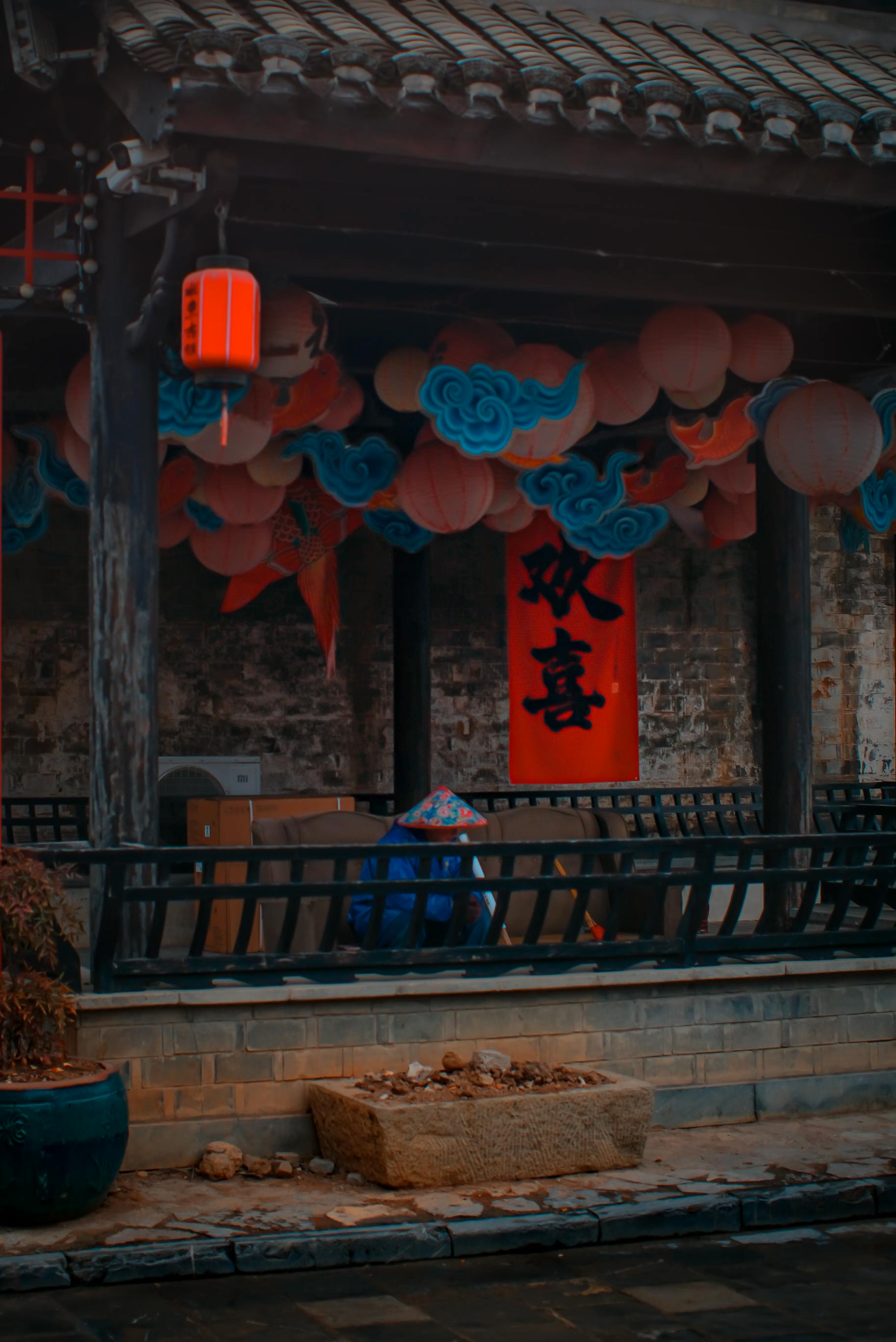 ingyenes Színes lámpásos kiállítás hagyományos motívumokkal ázsiai környezetben. Stockfotó