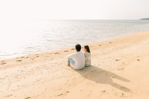 海辺に座っている人の写真