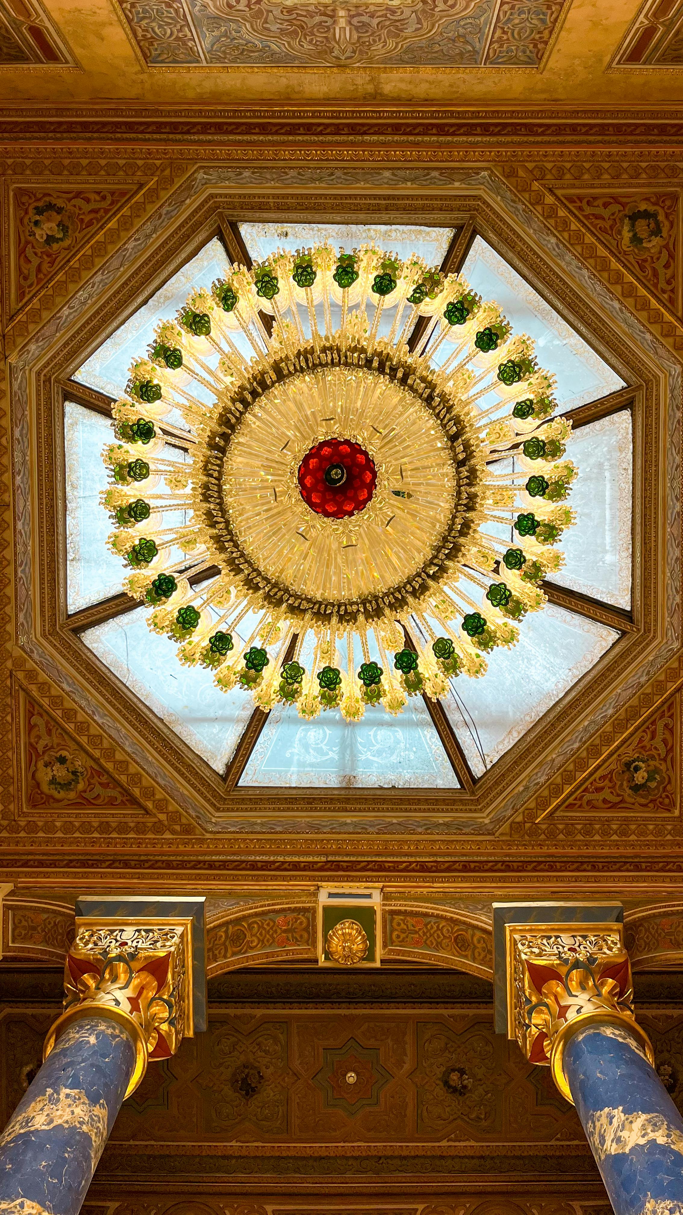 Ücretsiz İstanbul'da tarihi bir sarayda yer alan, süslü avize ve işlemeli tavanın muhteşem bir görüntüsü. Stok Fotoğraflar