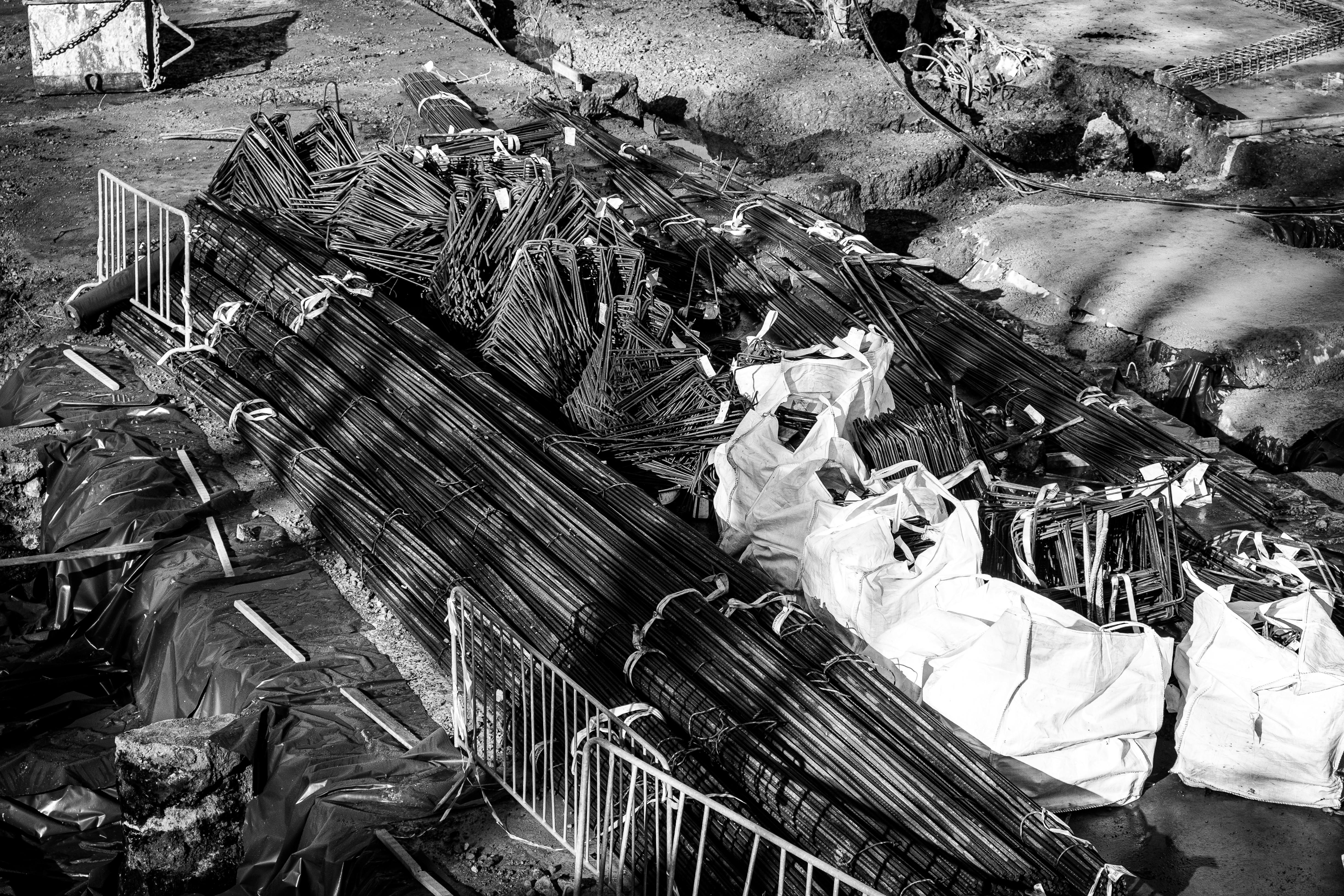 Gratis Monokromt bilde av en byggeplass med metallstenger i Brussel, Belgia. Arkivbilde