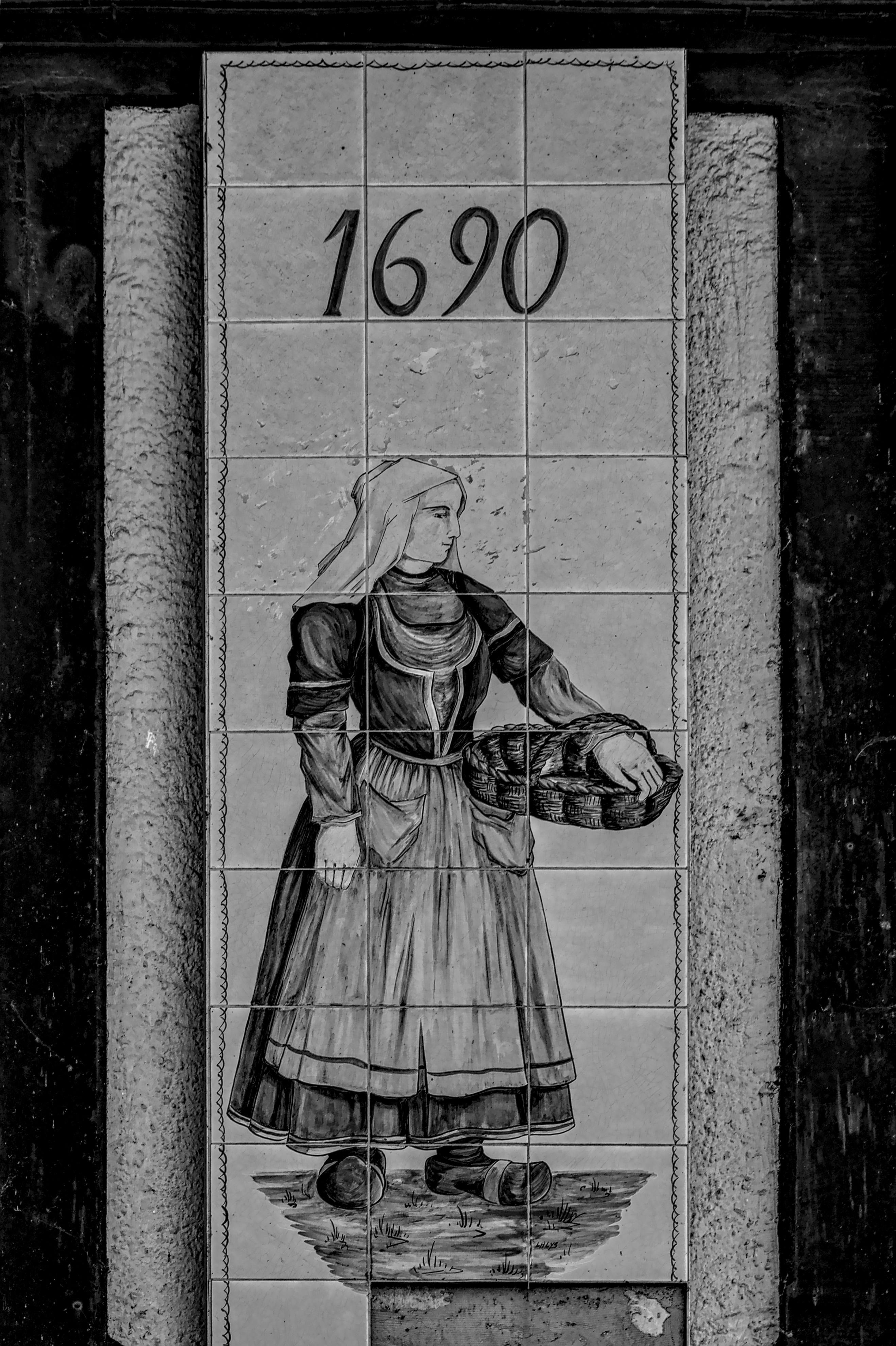 Gratuit Operă de artă detaliată a unei femei în ținute specifice anilor 1690, pe plăci franțuzești, în stil tradițional. Fotografie de stoc