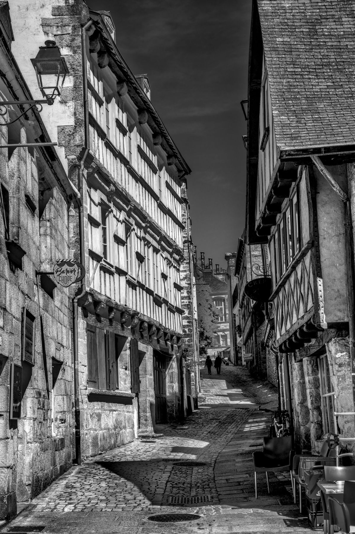 Rue médiévale étroite bordée de maisons à colombages, dans l'esprit du vieux Quimper