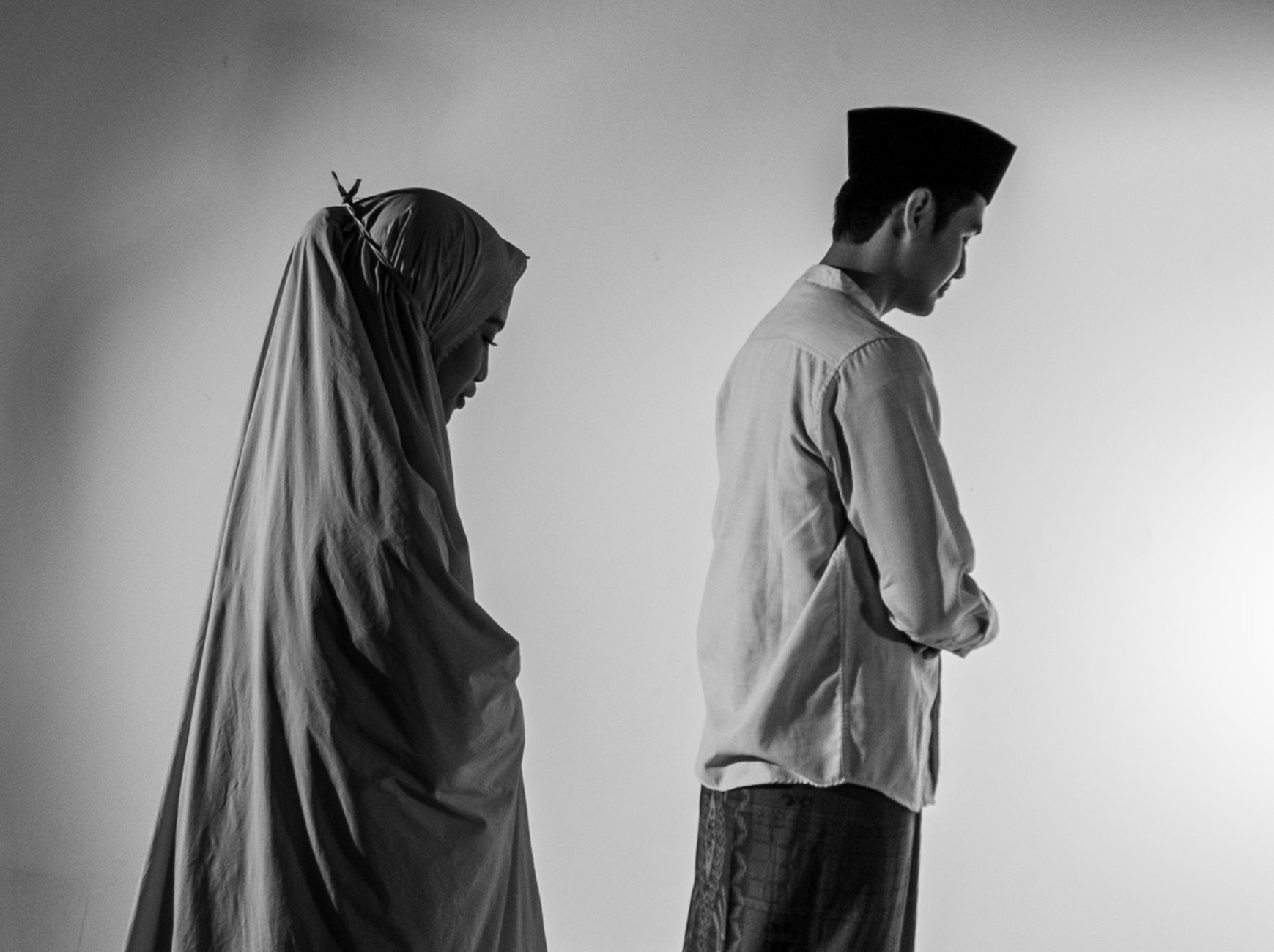 Dua gelandang bertahan berdiri di depan empat bek saat tim berlatih menghadapi pressing