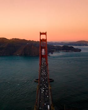 日落时分，从空中俯瞰金门大桥的壮丽景象，展现了旧金山这一标志性地标