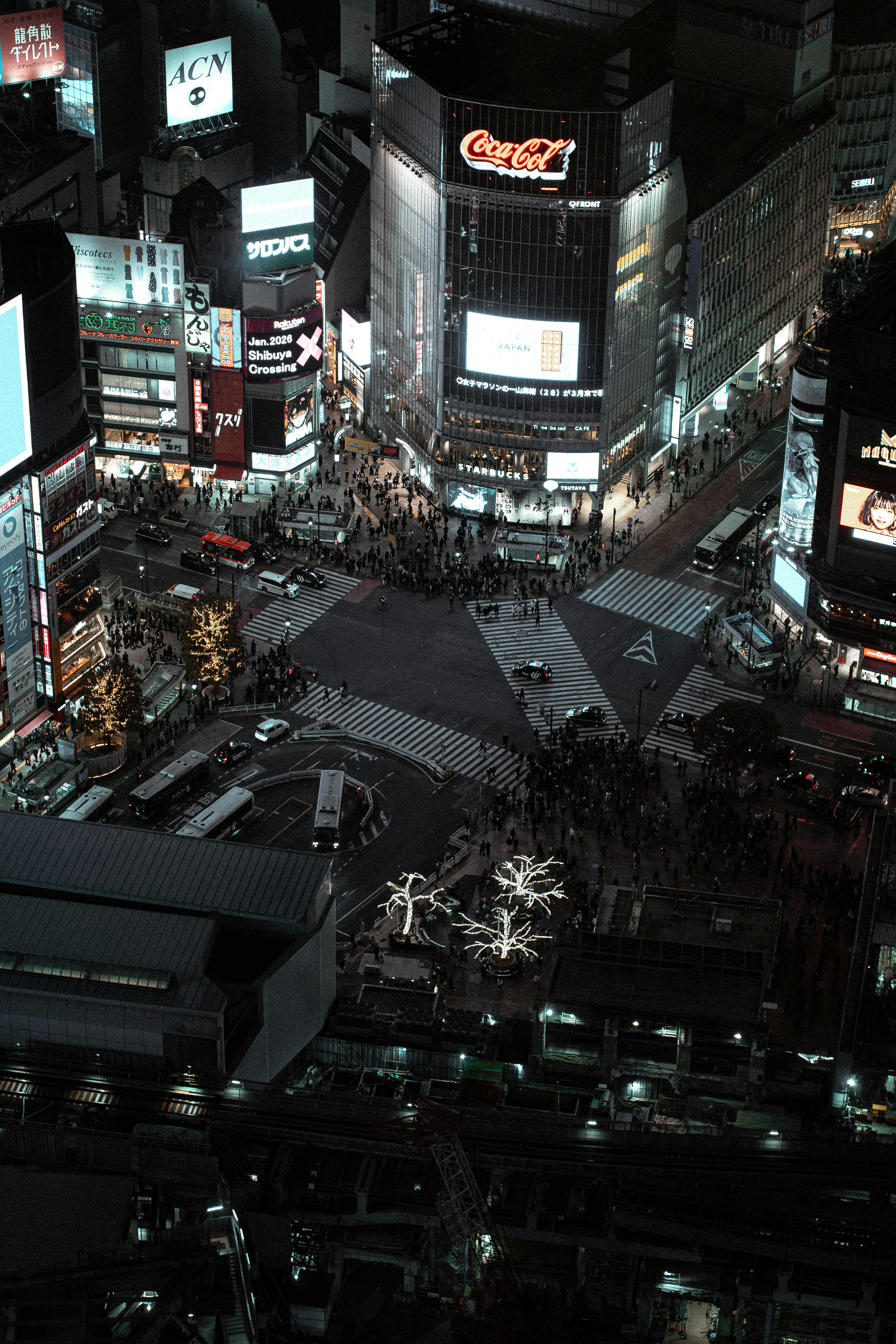 Безкоштовне Вид з повітря на перехрестя Сібуя в Токіо вночі з яскравими неоновими вогнями та галасливими натовпами. стокове фото