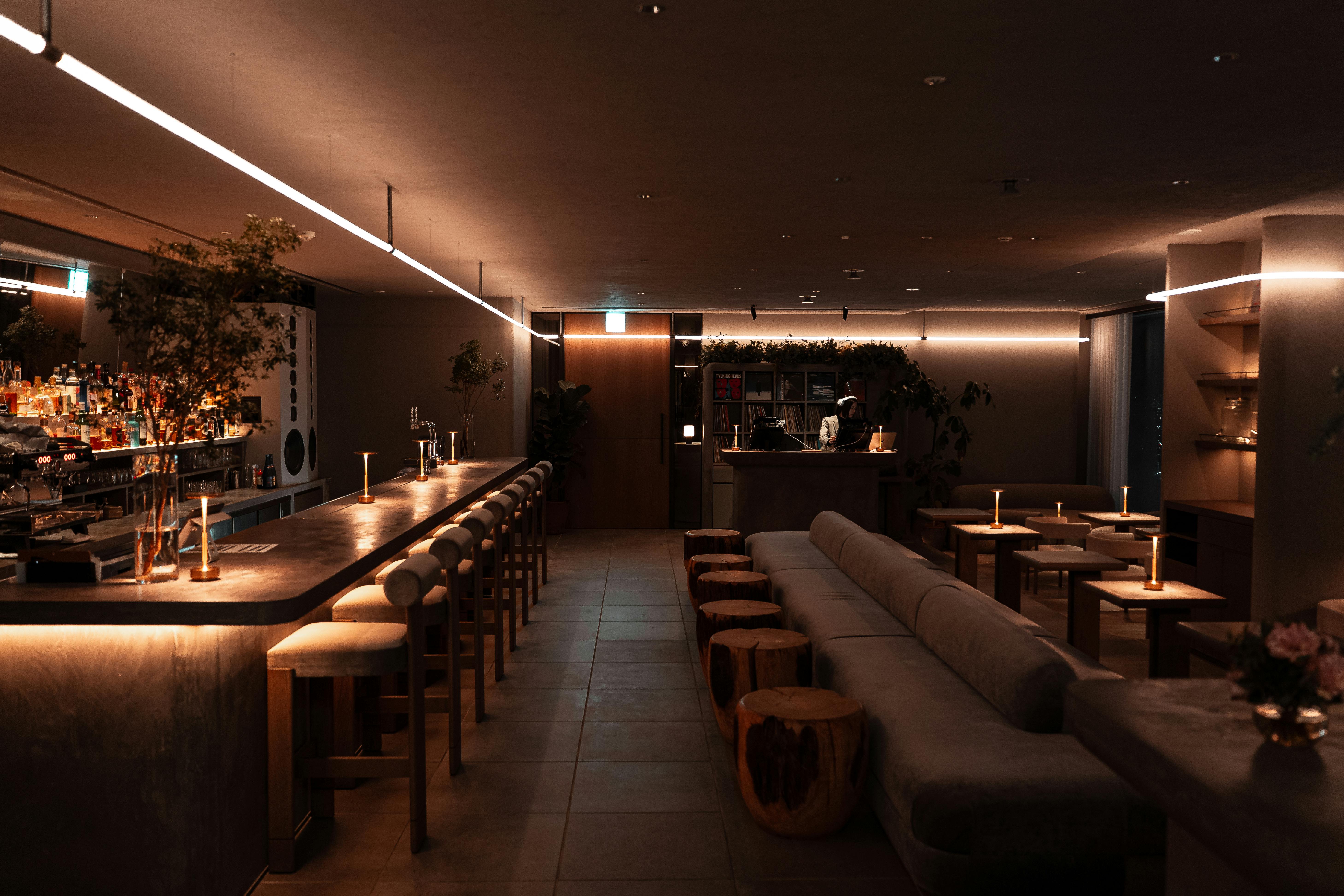 Miễn phí Quán bar sang trọng ở Tokyo với nội thất hiện đại và ánh sáng dịu nhẹ, mang đến bầu không khí thư giãn. Ảnh lưu trữ