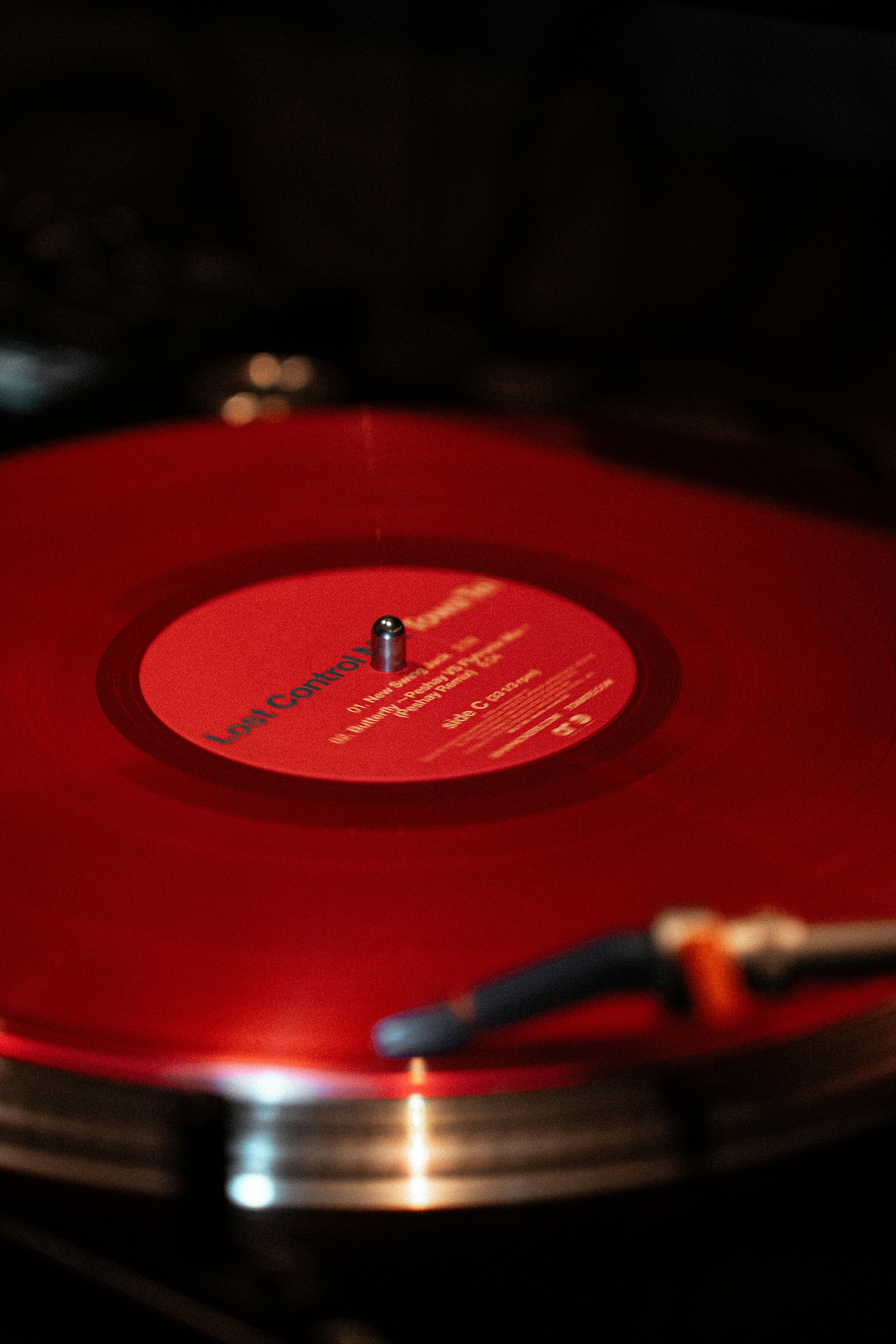 Miễn phí Cận cảnh một đĩa than màu đỏ trên bàn xoay, ghi lại trải nghiệm nghe nhạc analog kinh điển. Ảnh lưu trữ