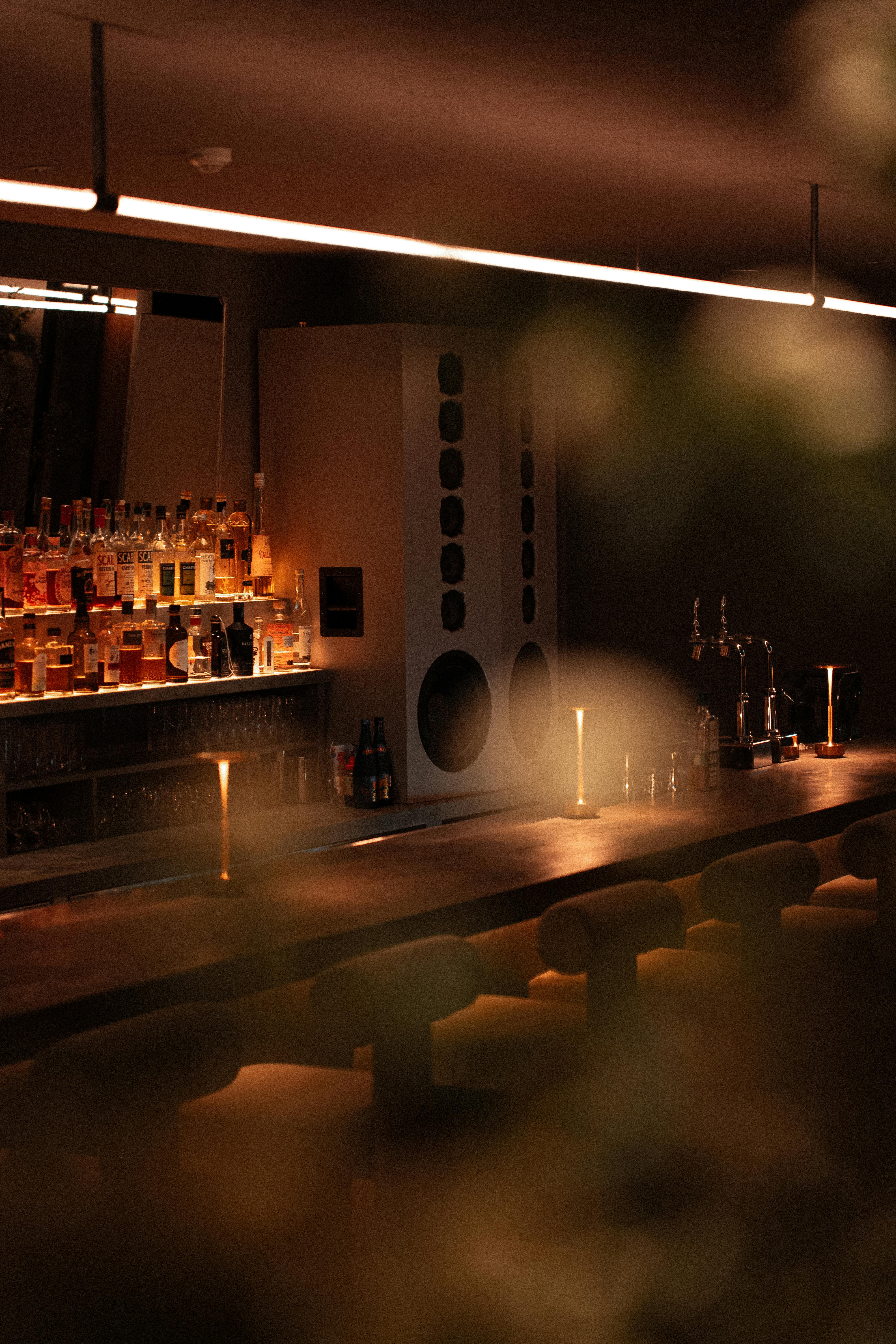 Gratis Varm og indbydende bar i Tokyo, Japan, med stemningsfuld belysning og elegant indretning. Lagerfoto