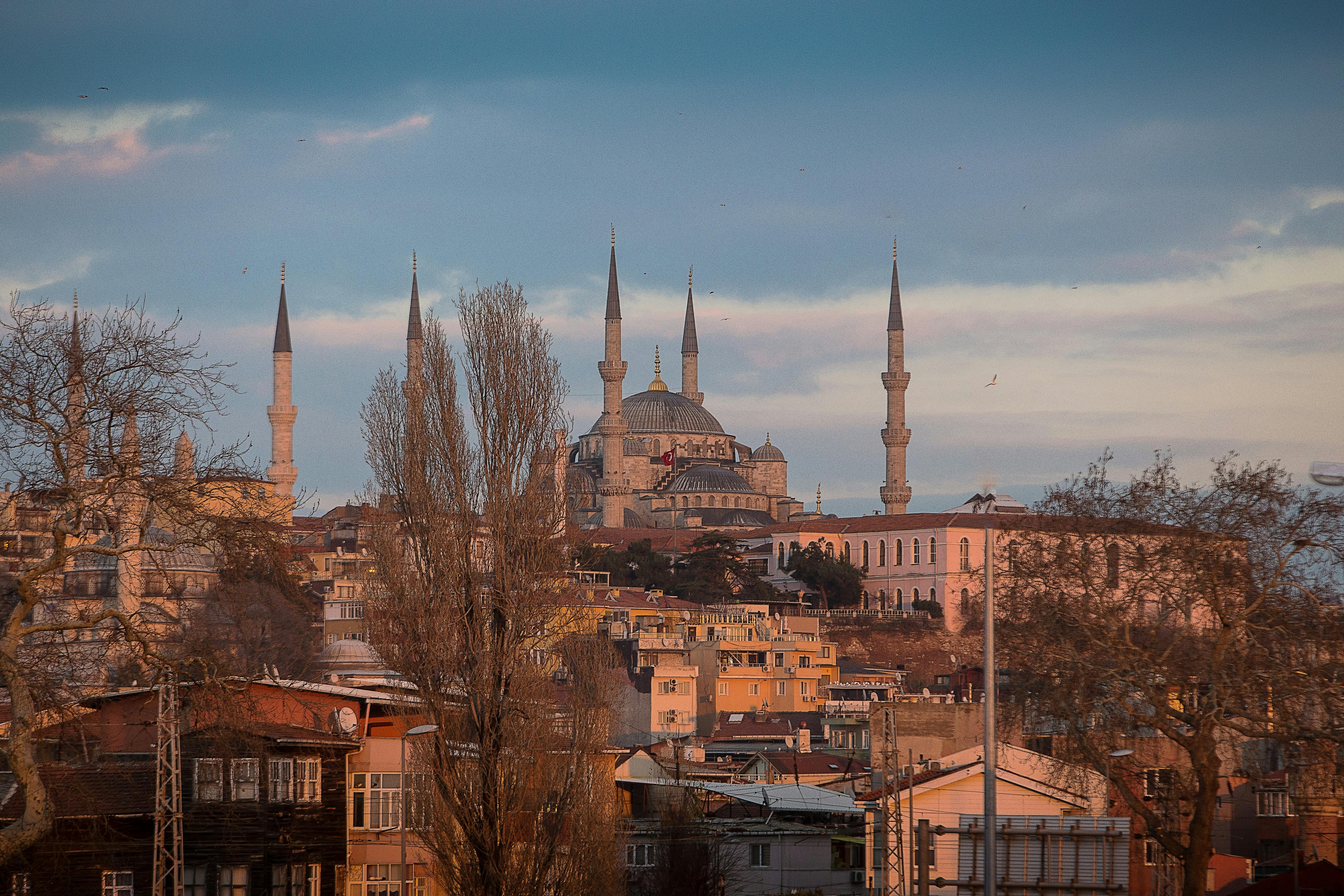 Miễn phí Cảnh tượng ngoạn mục của Nhà thờ Hồi giáo Xanh ở Istanbul lúc hoàng hôn, làm nổi bật kiến ​​trúc độc đáo của nó. Ảnh lưu trữ