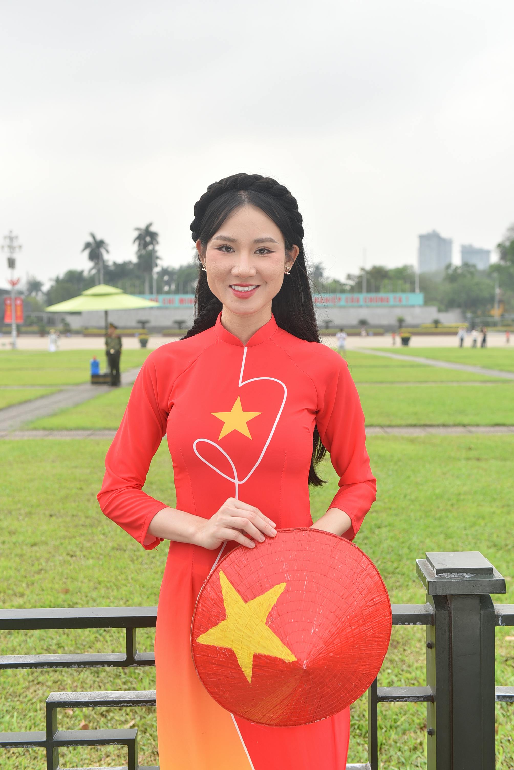 Gratis Giovane donna con il tradizionale ao dai e un cappello conico in un parco. Foto a disposizione