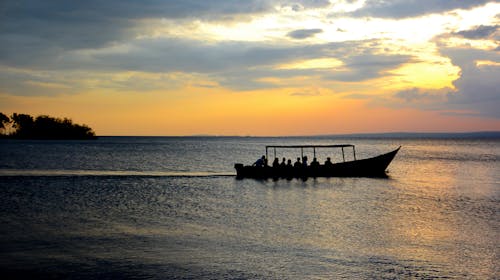 Gratis Sekelompok Orang Mengendarai Perahu Foto Stok