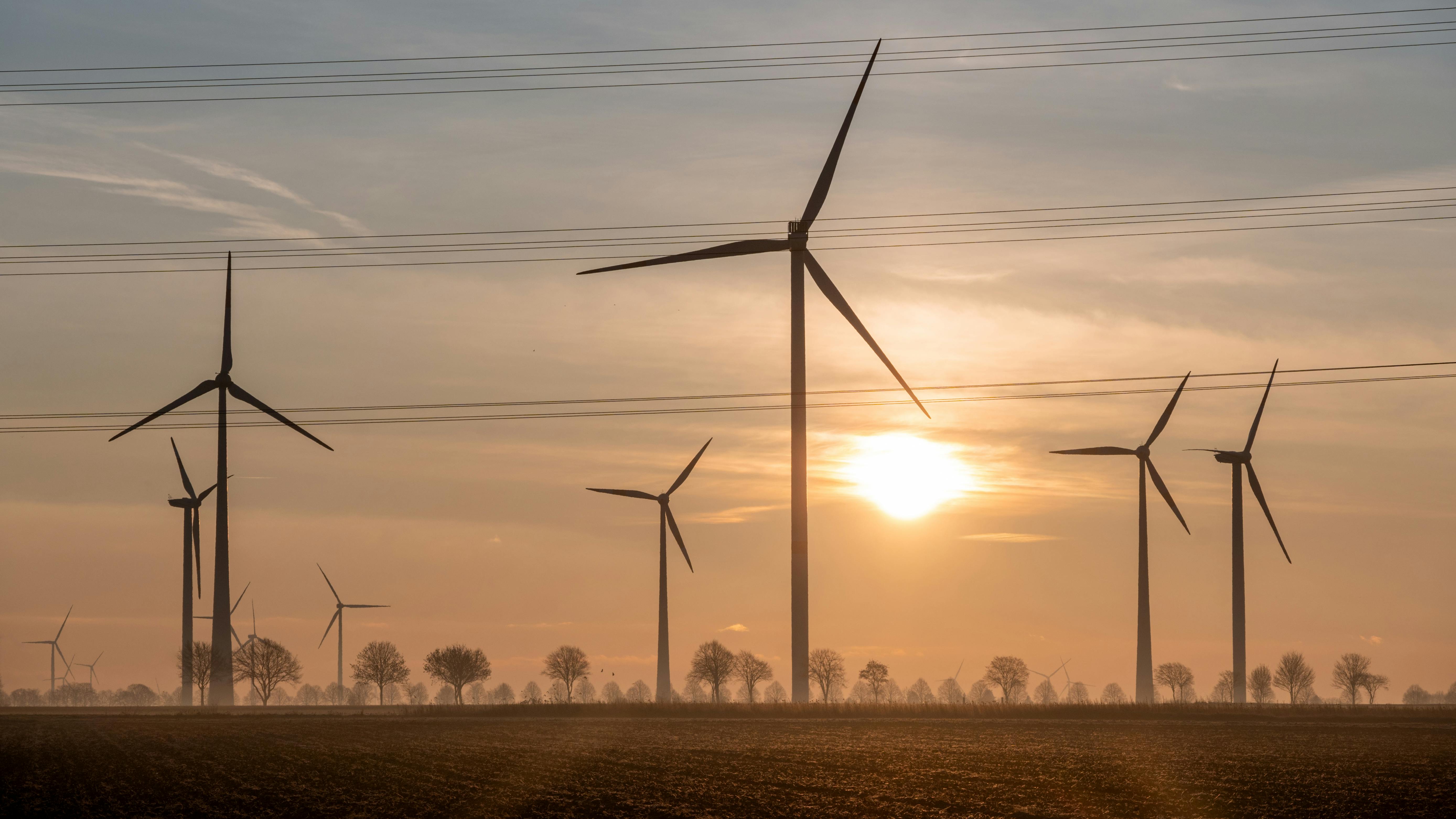 油價飆升下的投資理財：潔淨能源與電力基建的機會