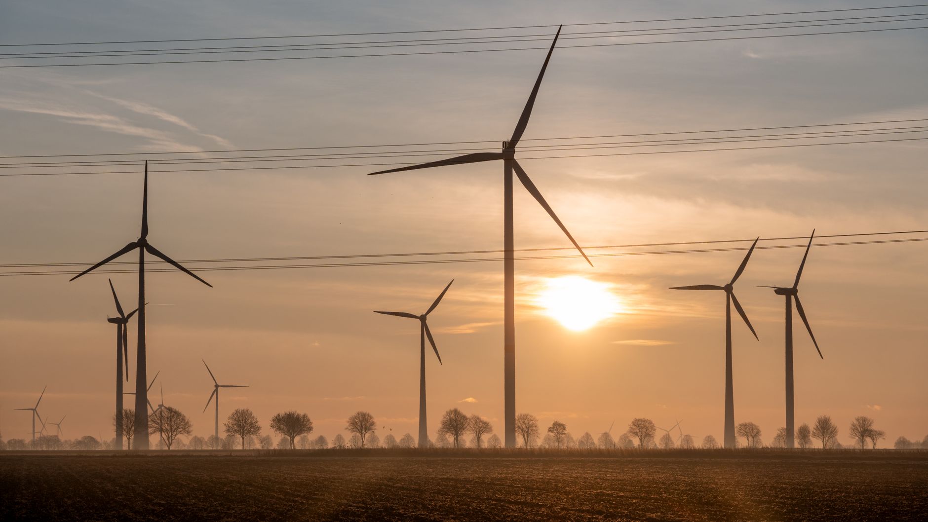 Estonya enerji sisteminde rüzgâr türbinleri ve elektrik iletim hatları