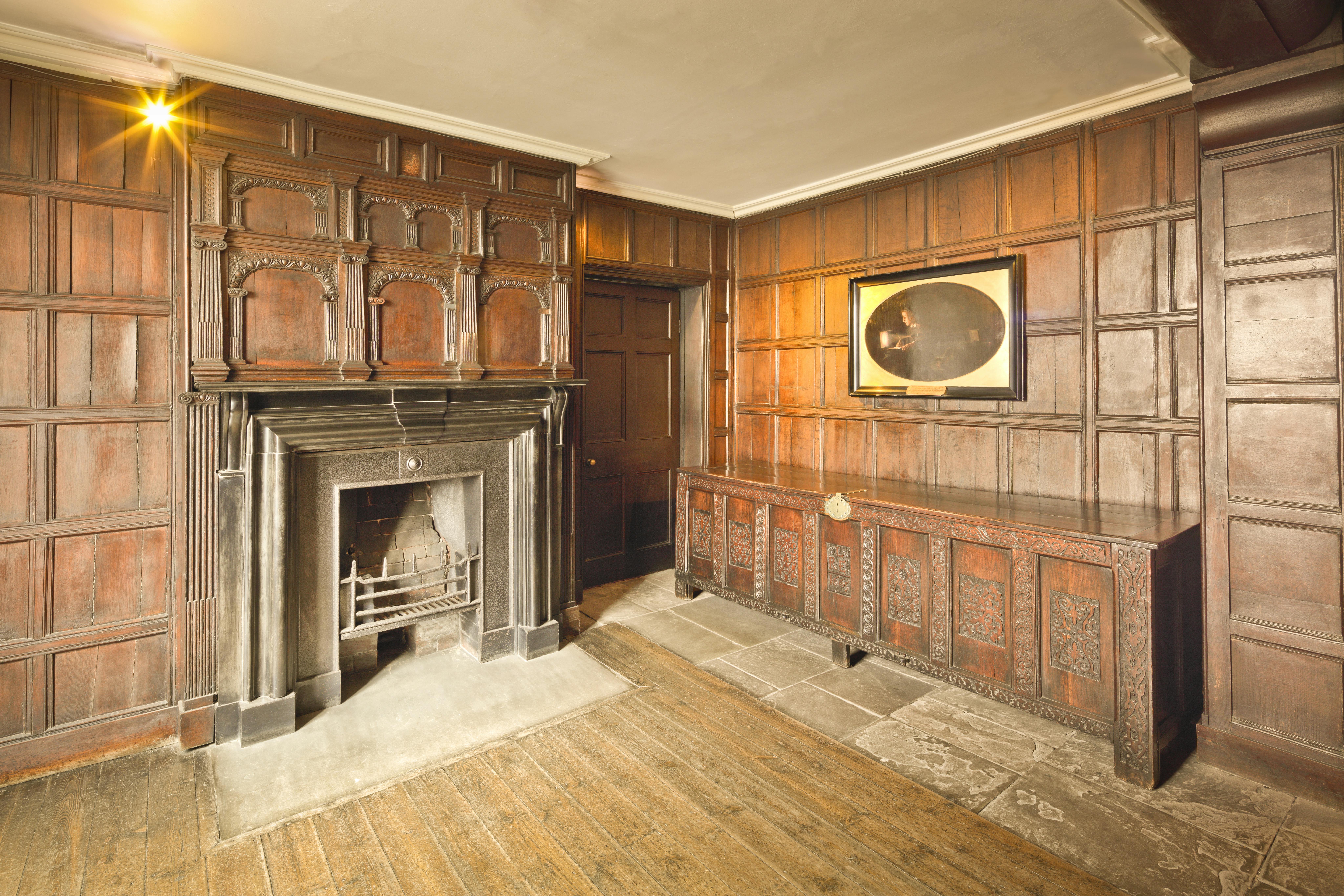 Miễn phí Phòng cổ kính trang nhã với tường ốp gỗ và lò sưởi truyền thống ở Anh. Ảnh lưu trữ