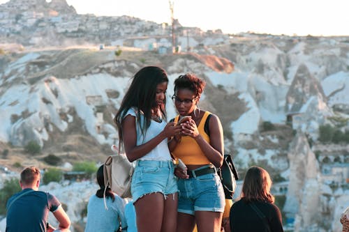 Due Donne Che Esaminano Telefono