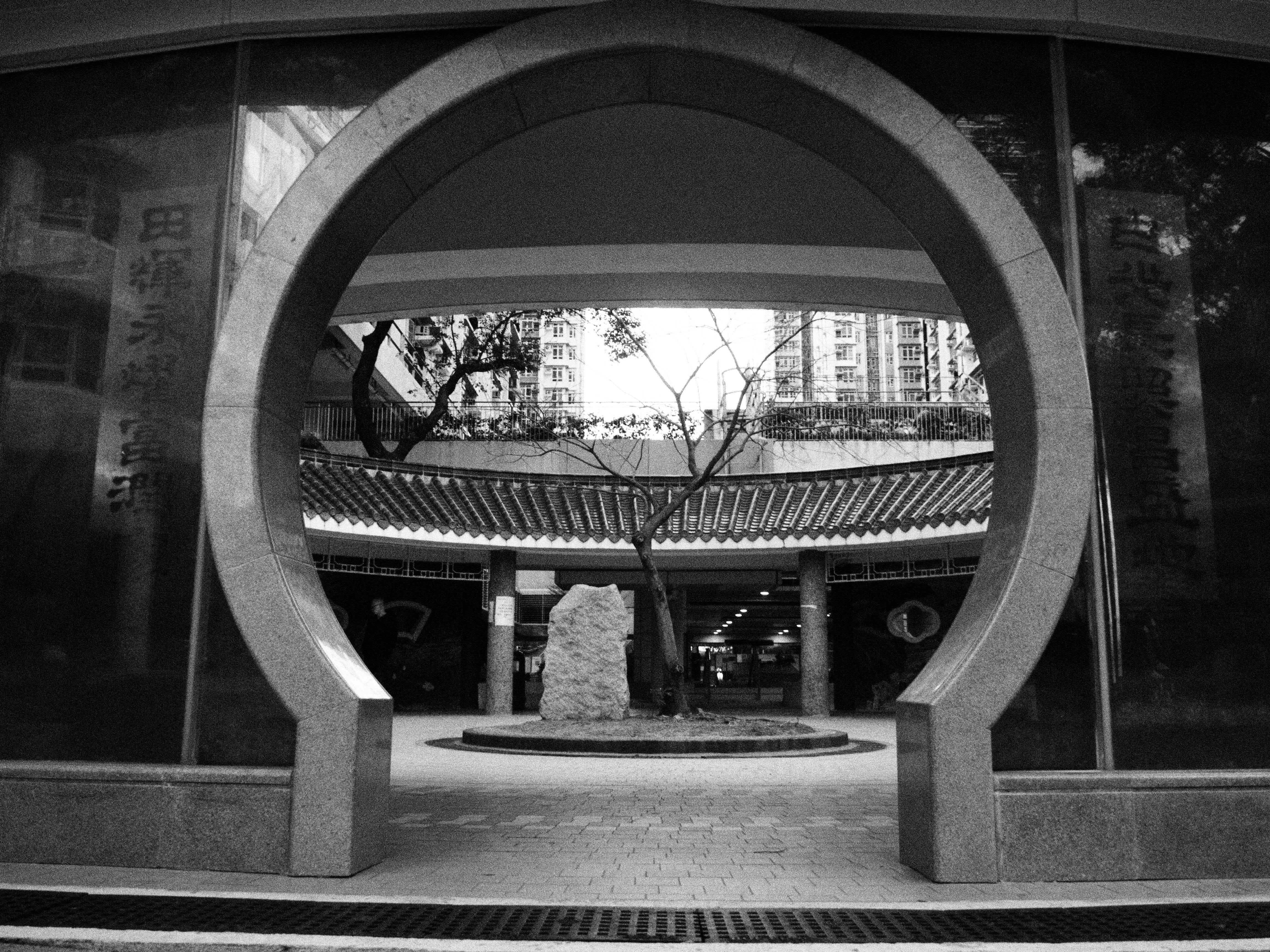 Gratis Udforsk blandingen af ​​traditionel og moderne arkitektur i Hongkongs bylandskab. Lagerfoto