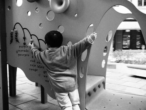 青年旅舍明亮的公共空间里,各国旅行者正在愉快交流