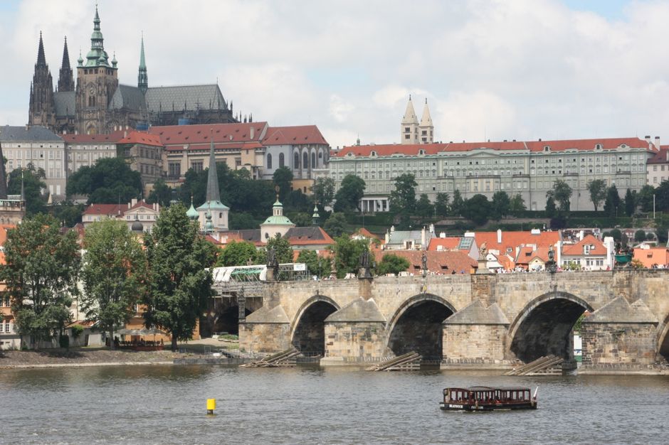 Beautiful view of Charles Bridge with Prague Castle in the backdrop, showcasing historic architecture.