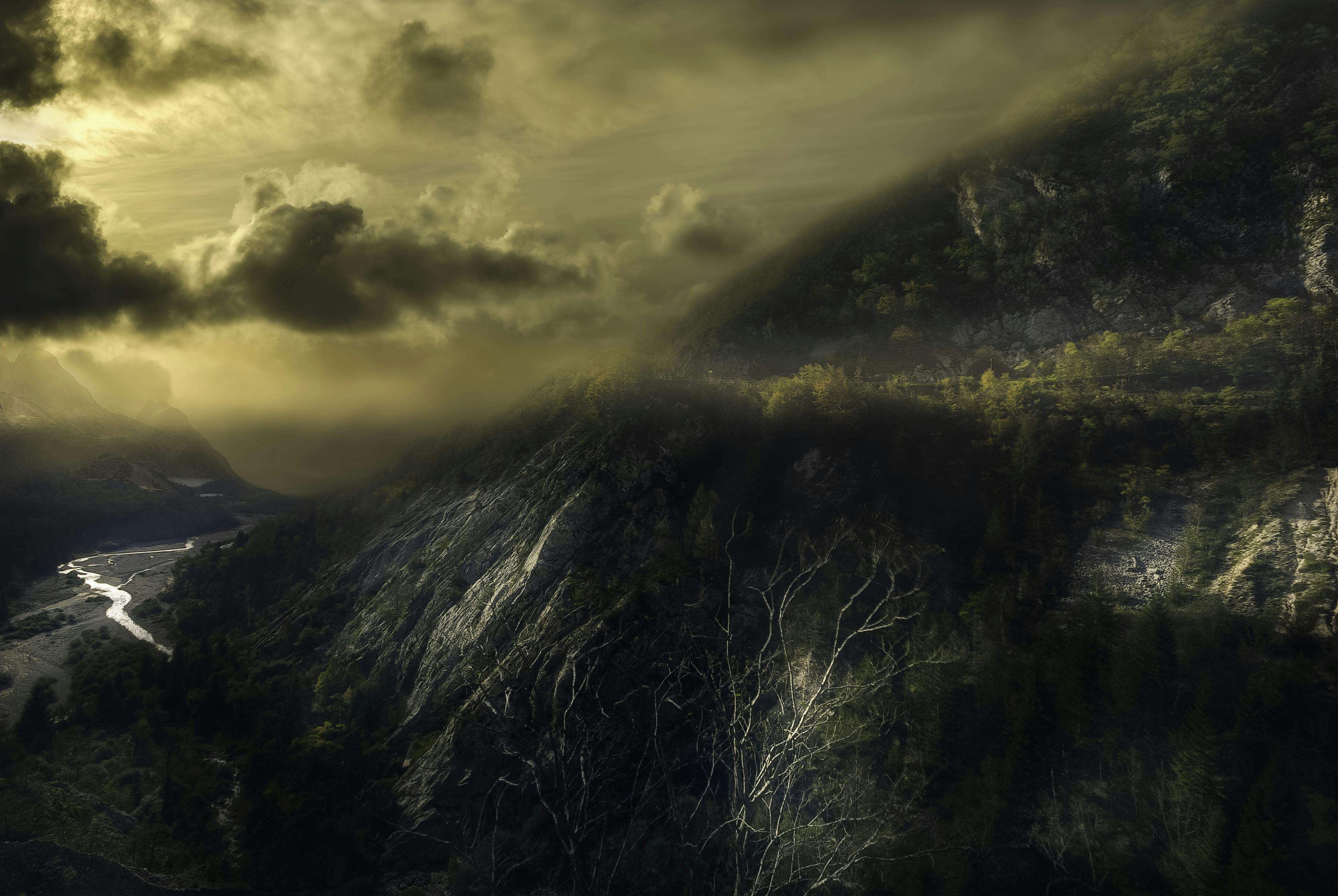 Δωρεάν Μεγαλοπρεπής θέα βουνού στο Cimolais της Ιταλίας κατά τη διάρκεια του ηλιοβασιλέματος με δραματικά σύννεφα. Φωτογραφία από στοκ φωτογραφιών