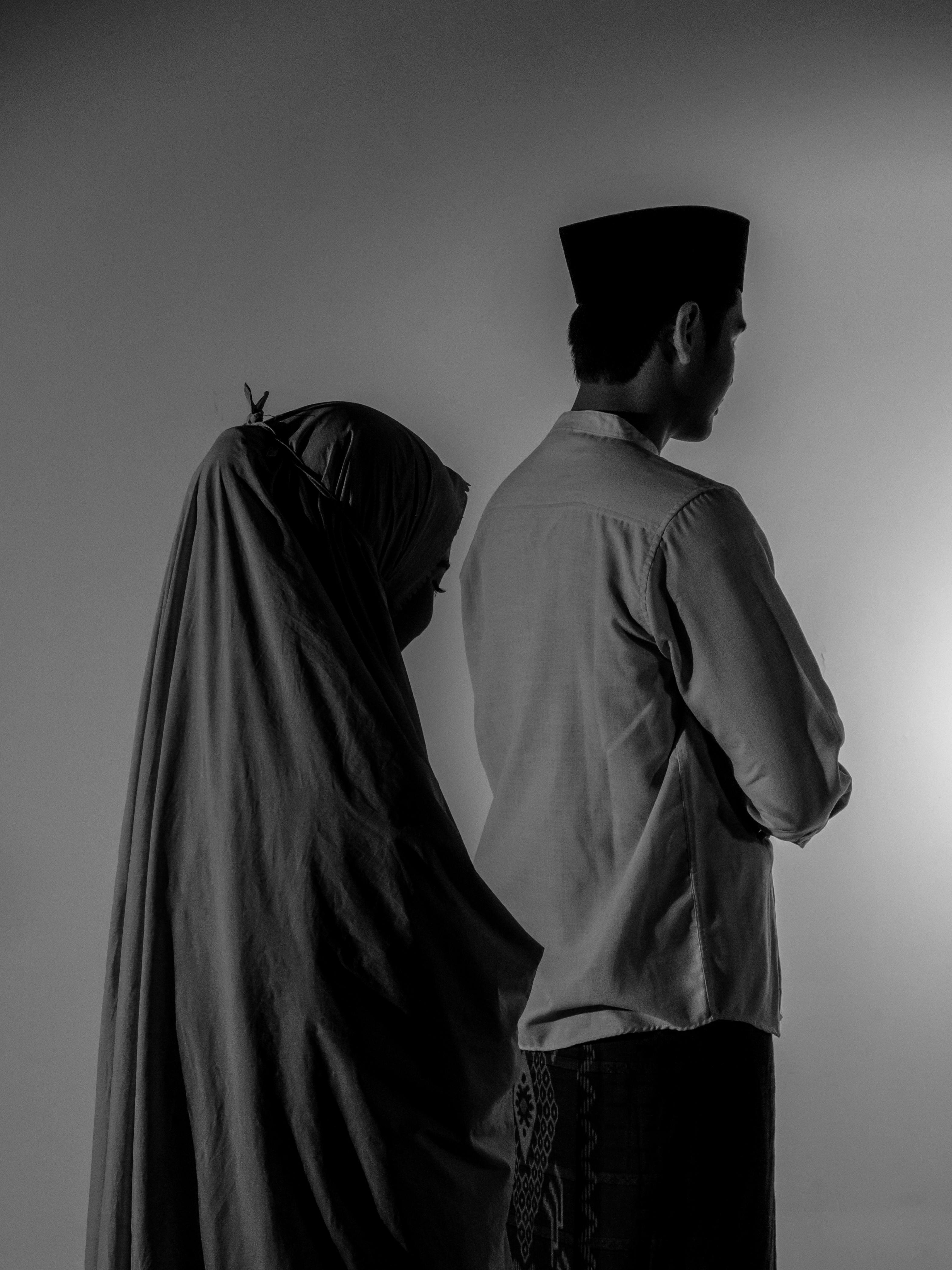 무료 전통 의상을 입은 두 사람을 담은 우아한 흑백 사진은 문화와 역사의 정취를 자아냅니다. 스톡 사진