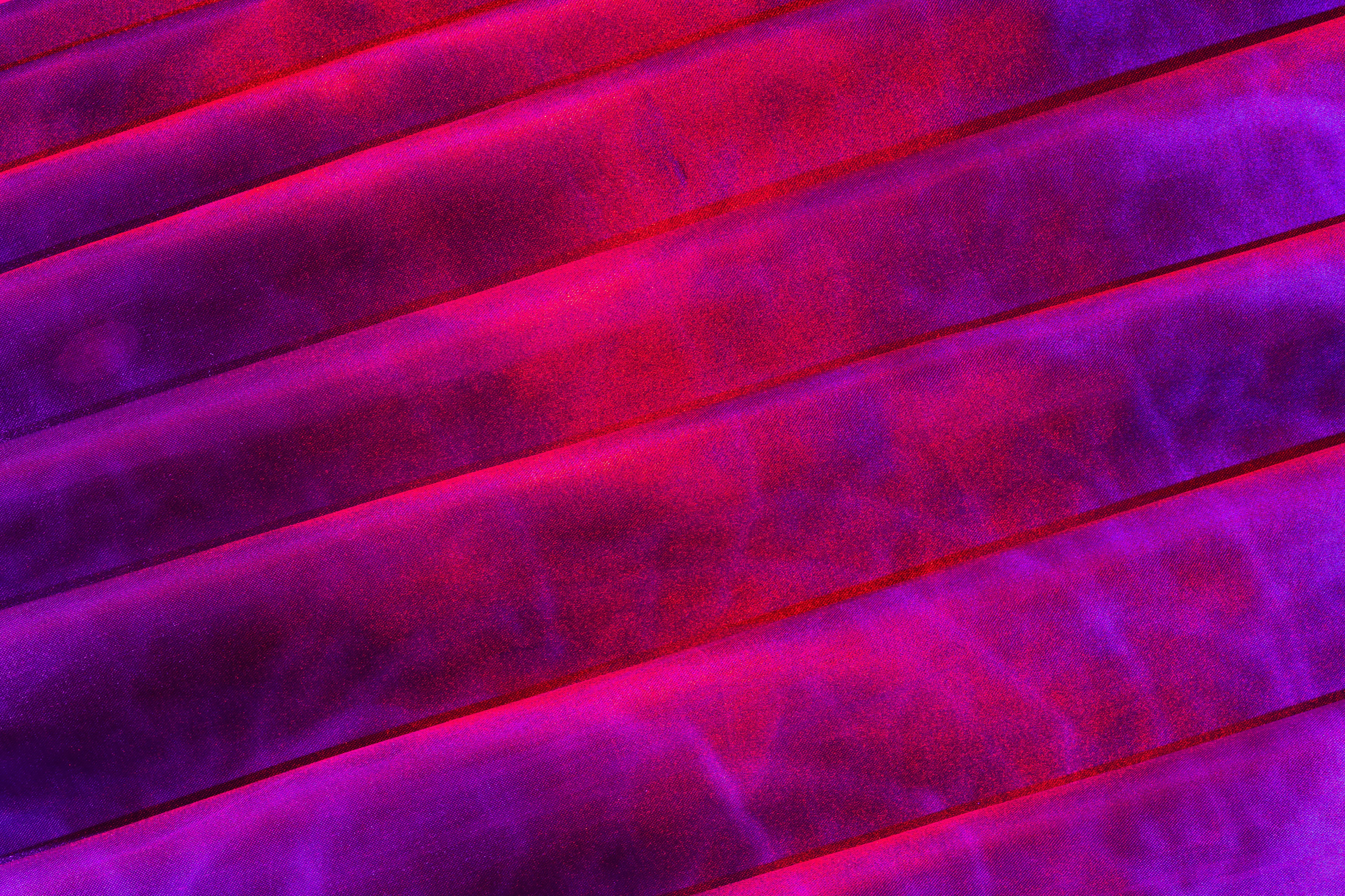 Gratis Textura abstracta brillante con pliegues de tela satinada de color rojo y morado vibrantes. Foto de stock