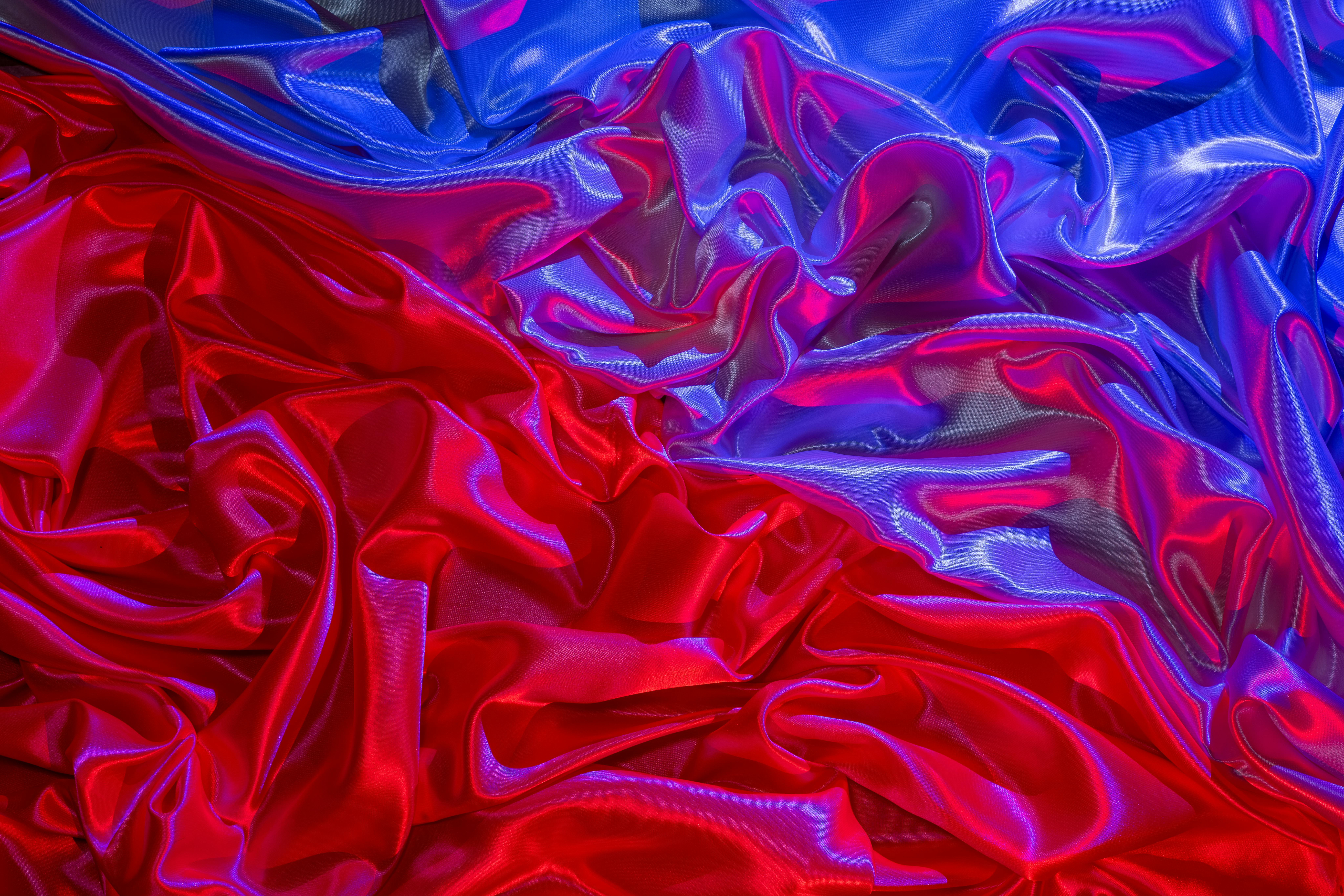 gratis Kleurrijk abstract patroon met levendige rode en blauwe satijnen stofplooien. Stockfoto