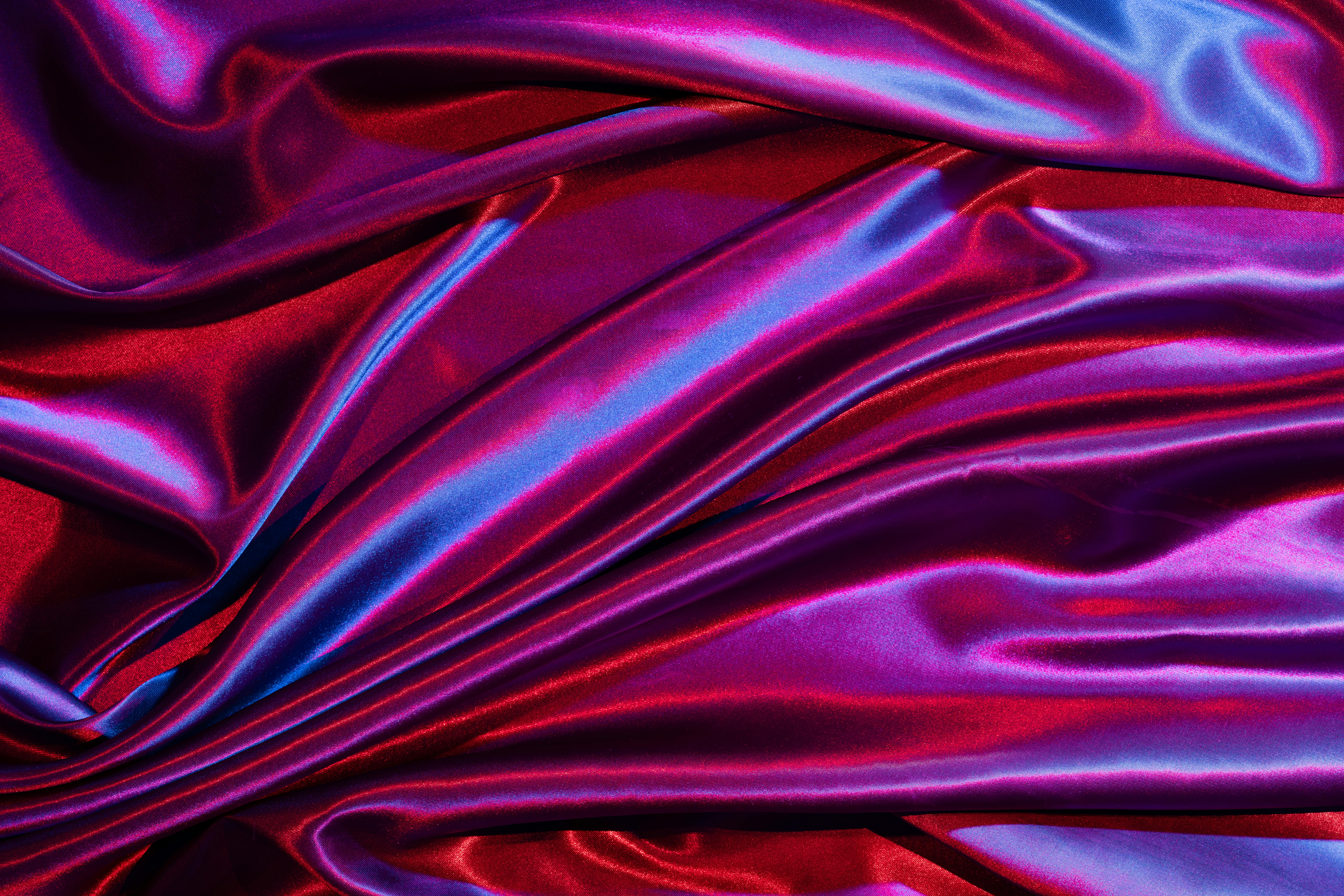Δωρεάν Πολυτελές κόκκινο και μωβ σατέν ύφασμα με ζωηρές, πολύχρωμες κυματισμούς και γυαλιστερή υφή. Φωτογραφία από στοκ φωτογραφιών