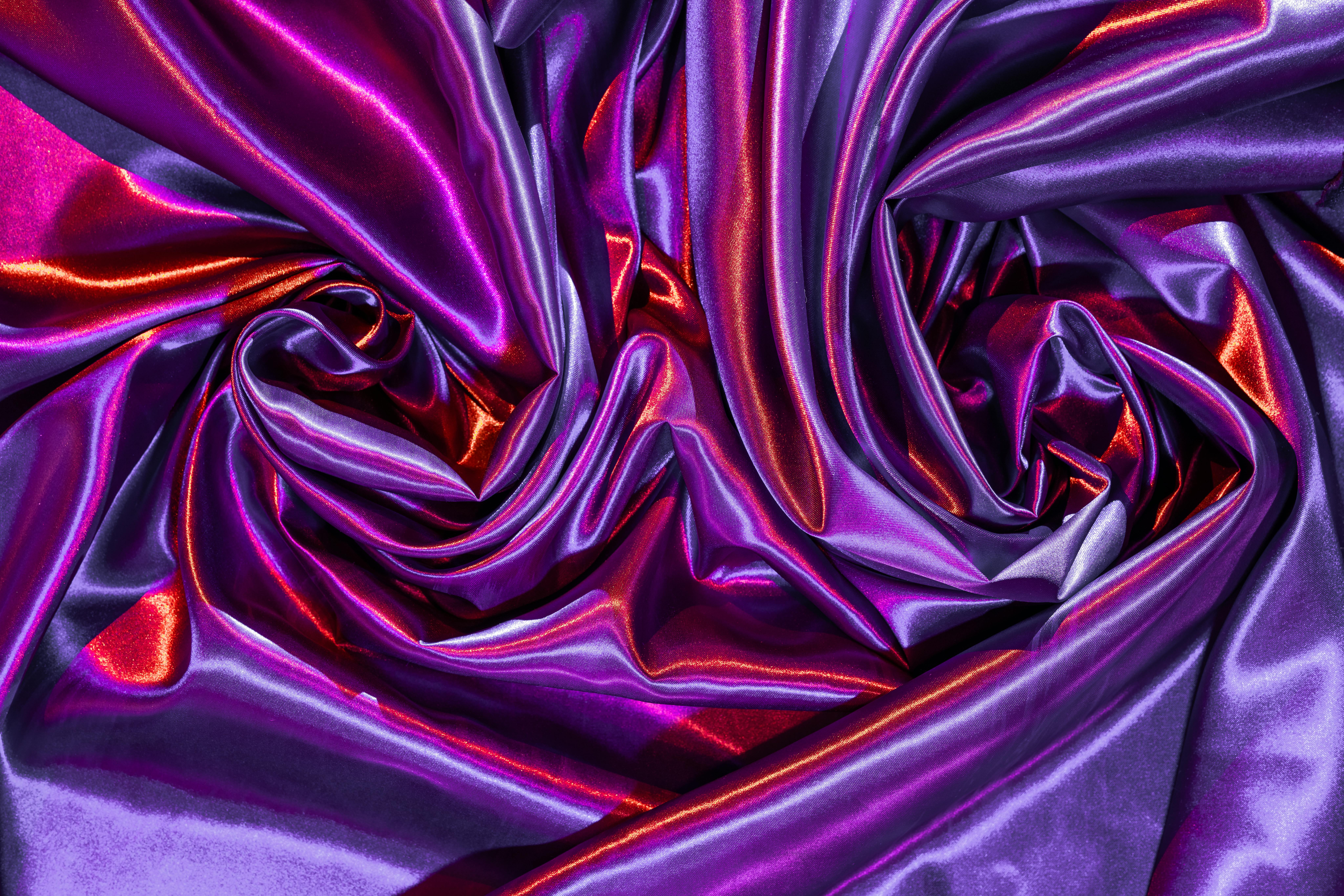 Gratis Le pieghe del tessuto di seta viola e rosso creano un vivace motivo astratto dal tocco lussuoso. Foto a disposizione