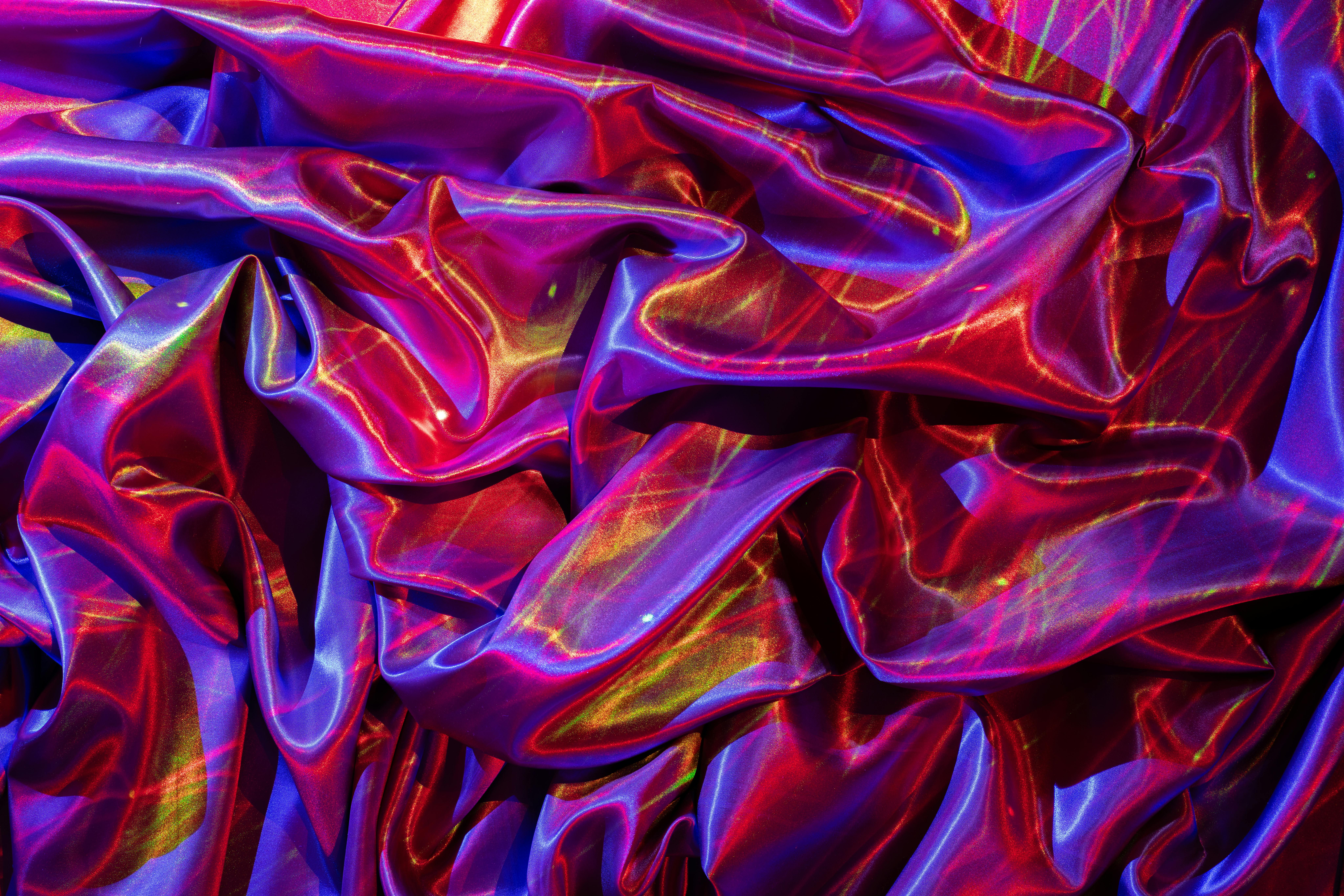 Gratuit Material satinat vibrant cu reflexii de lumină colorate, creând o textură abstractă dinamică. Fotografie de stoc