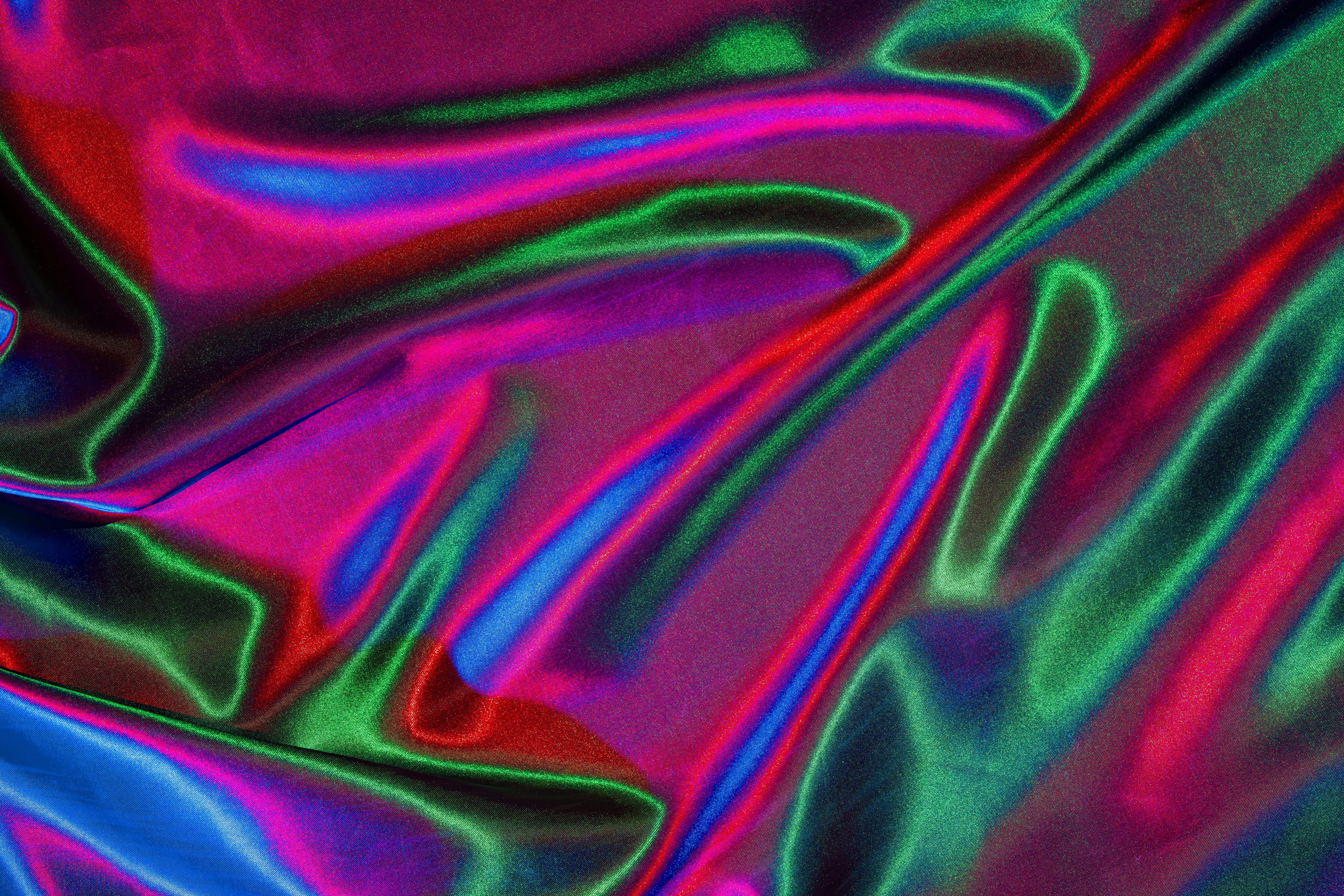 Δωρεάν Πολύχρωμο σατέν ύφασμα με λαμπερούς αφηρημένους κυματισμούς που απεικονίζουν ζωντανές αποχρώσεις και καλλιτεχνικά μοτίβα. Φωτογραφία από στοκ φωτογραφιών