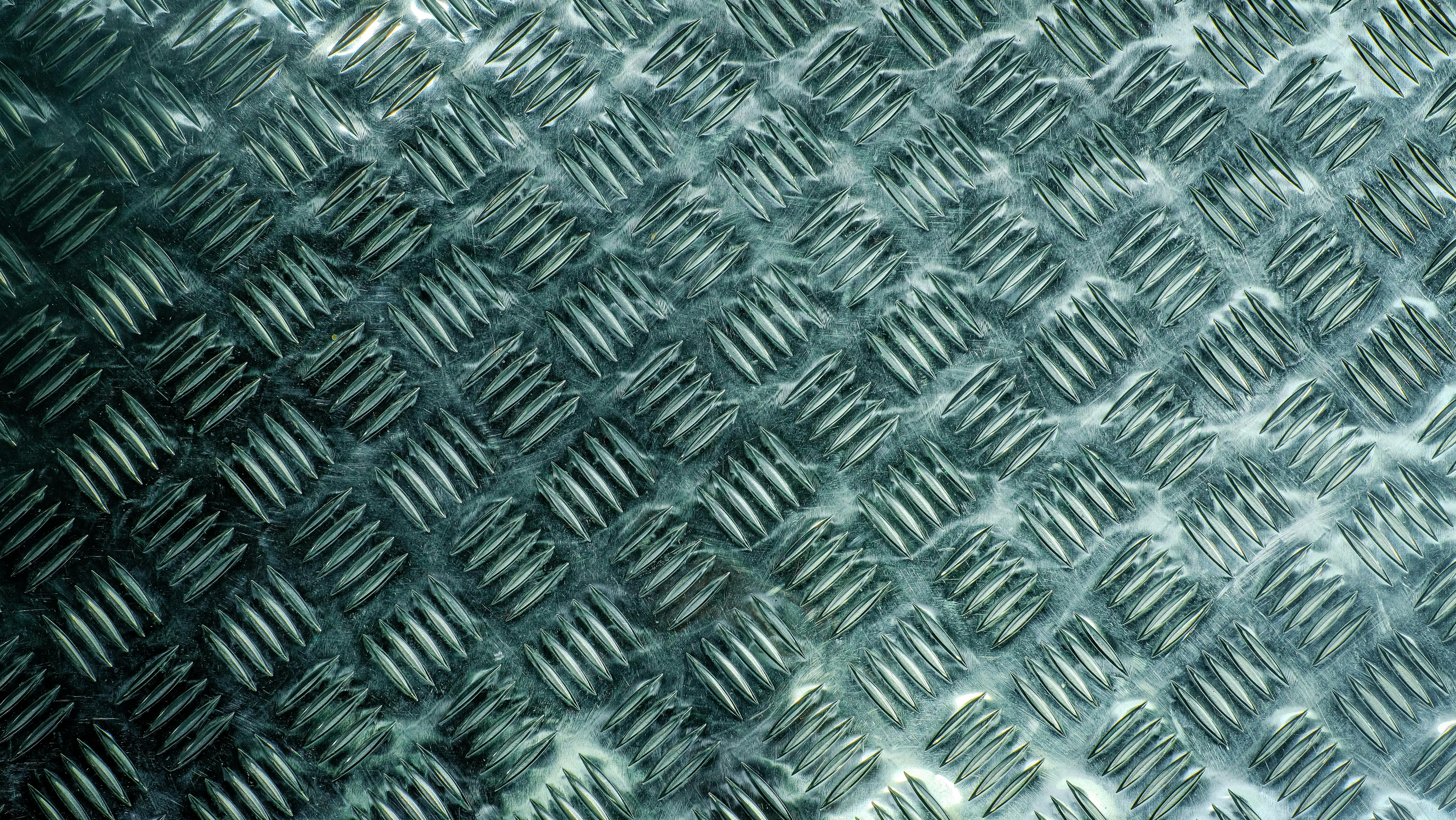 bezplatná Detail texturované kovové diamantové desky, ideální pro průmyslové pozadí. Základová fotografie