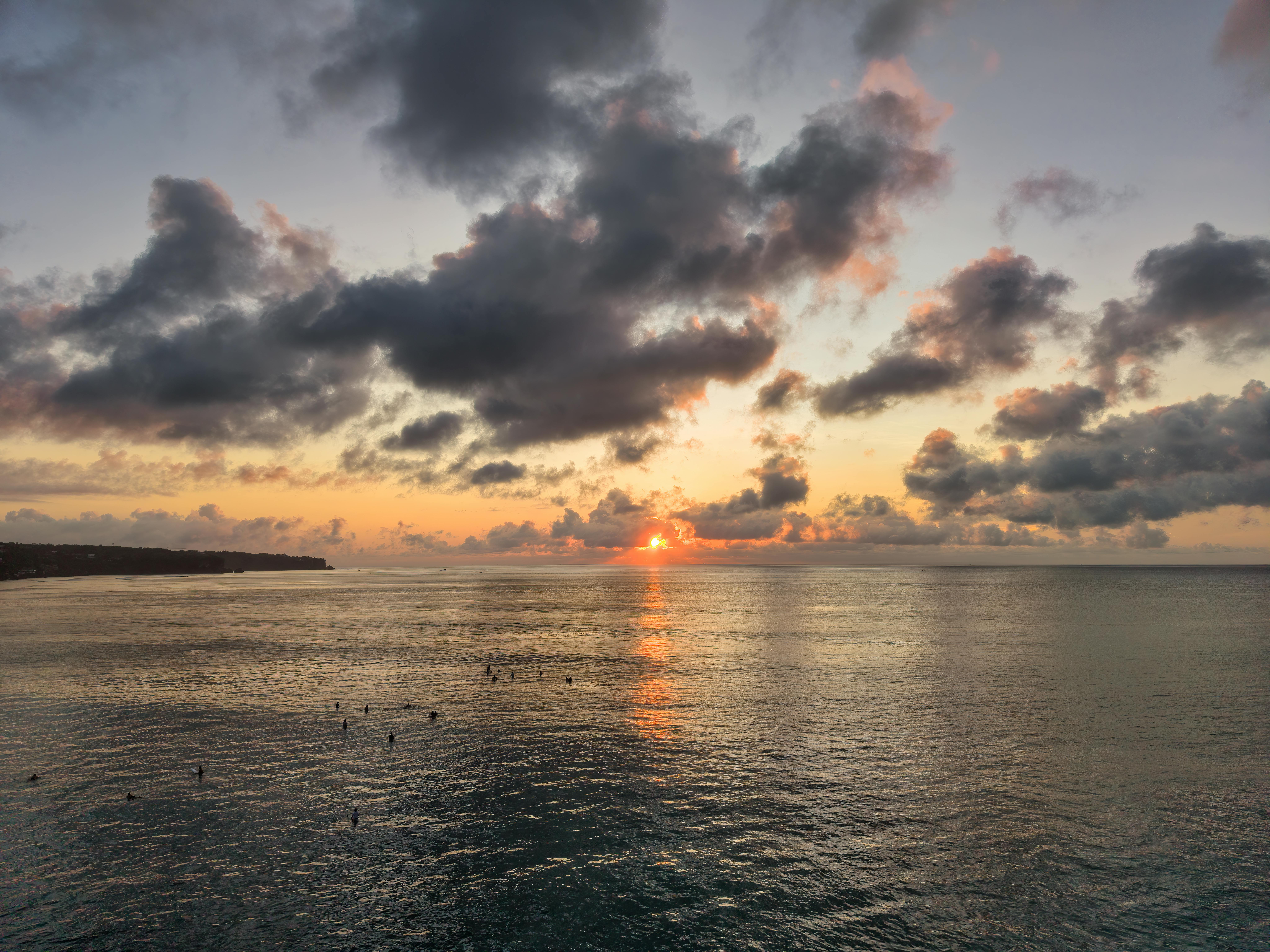 Δωρεάν Εκπληκτικό ηλιοβασίλεμα πάνω από ήρεμα νερά του ωκεανού στο Μπαλί της Ινδονησίας. Φωτογραφία από στοκ φωτογραφιών