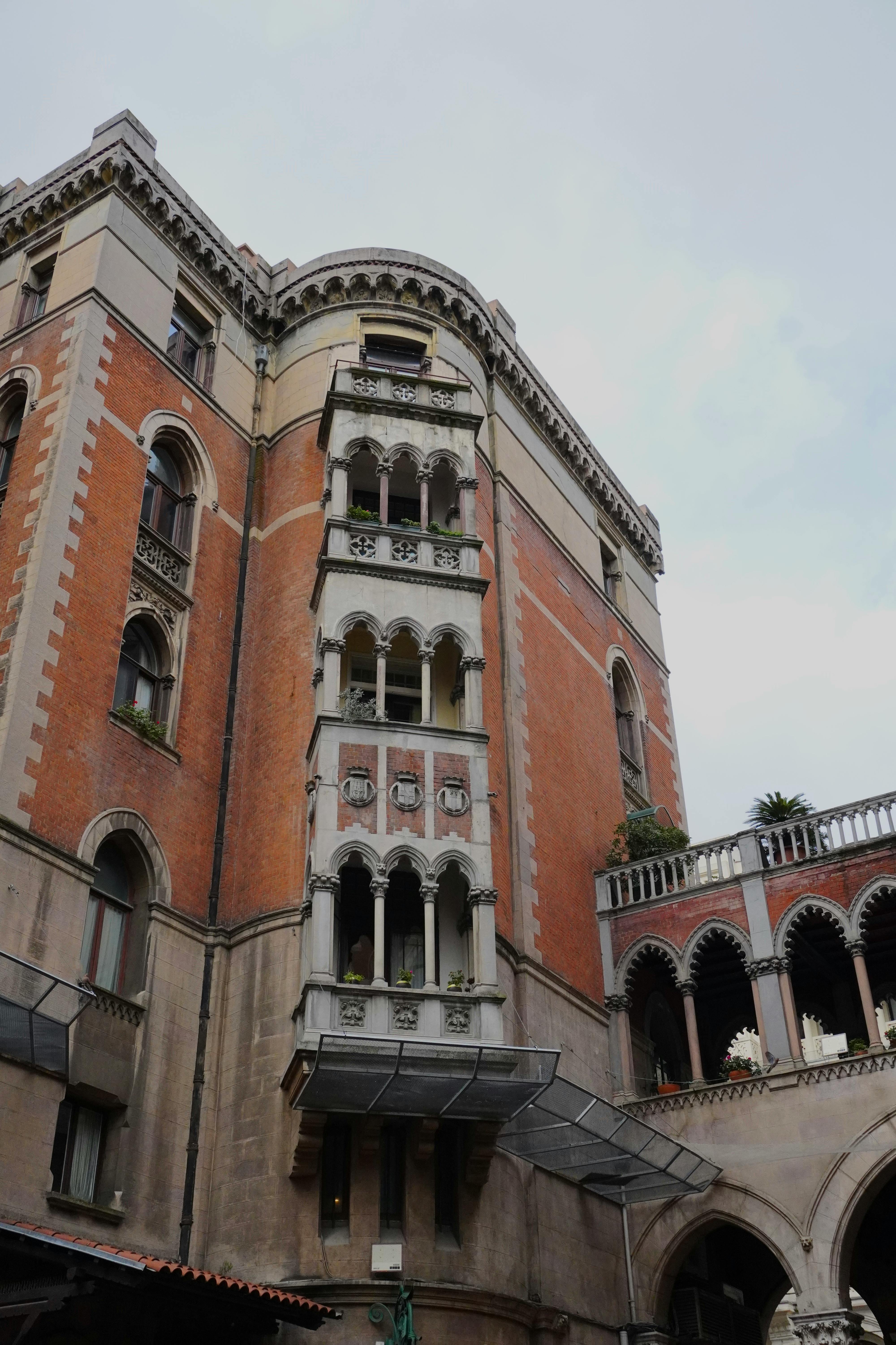 Δωρεάν Περίπλοκη ιστορική πρόσοψη κτιρίου στην Κωνσταντινούπολη που αναδεικνύει κλασικά αρχιτεκτονικά στοιχεία. Φωτογραφία από στοκ φωτογραφιών