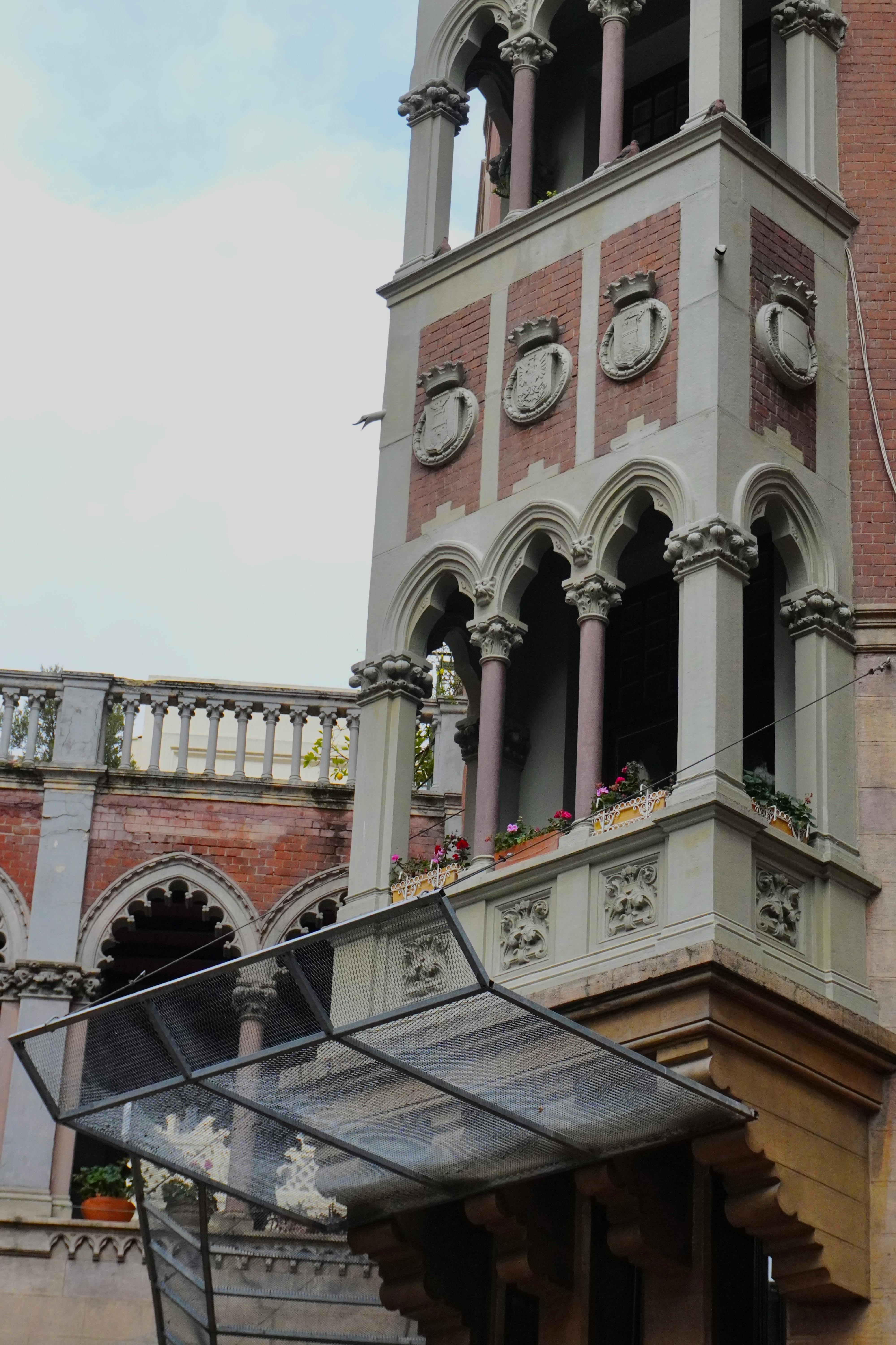 Gratuit Un detaliu arhitectural fermecător al unei clădiri istorice din Istanbul, cu balcoane arcuite ornamentate și zidărie din cărămidă. Fotografie de stoc