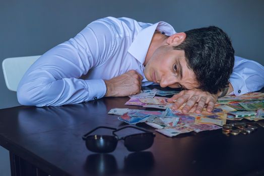 Hôn nhân xa cách: Khi tình yêu, tiền bạc và niềm tin lung lay Hôn nhân xa cách: Khi tình yêu, tiền bạc và niềm tin lung lay