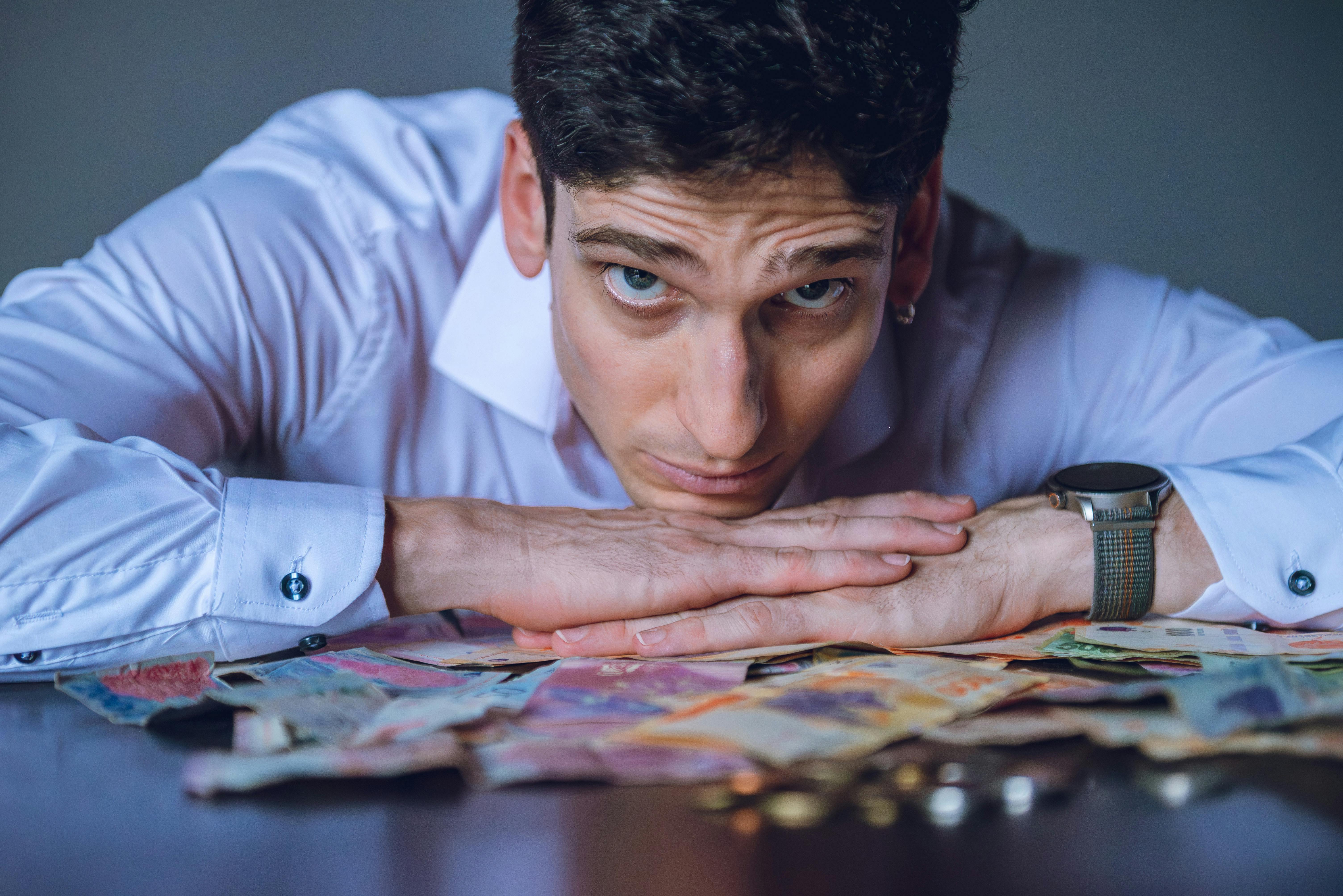 ฟรี ชายคนหนึ่งสวมเสื้อเชิ้ตสีขาวในกรุงบัวโนสไอเรส ท่ามกลางเงินเปโซอาร์เจนตินา บรรยากาศครุ่นคิดอยู่ภายในอาคาร คลังภาพถ่าย